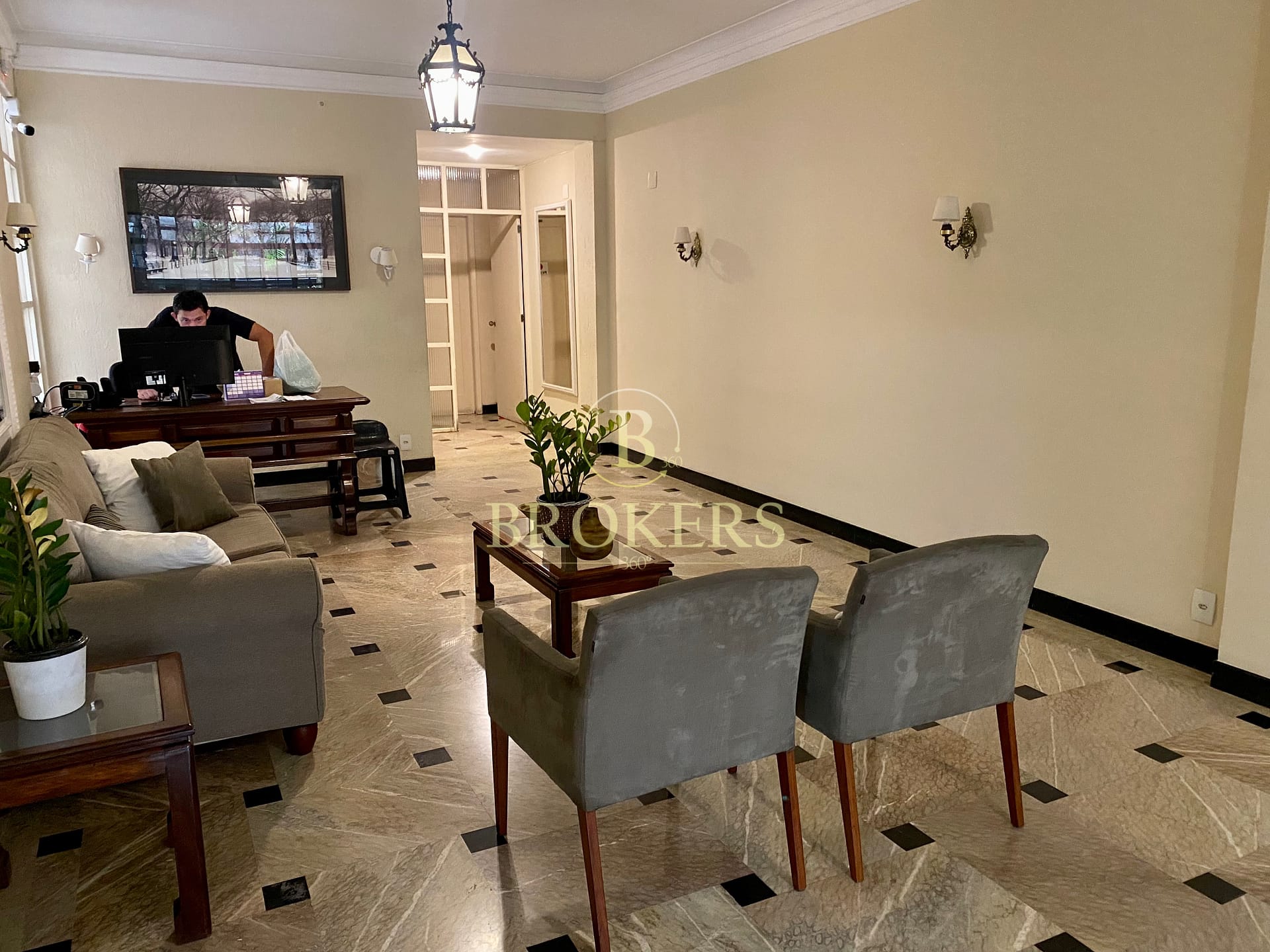 Oportunidade na quadra da praia Copacabana, Posto 3! Apartamento modernizado à venda, 2 quartos , suite, 1 vaga. Pronto para morar