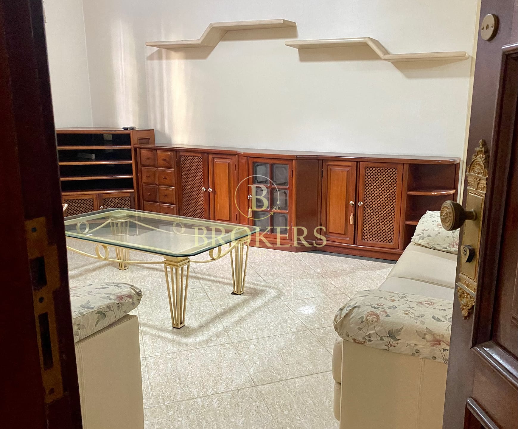 Oportunidade na quadra da praia Copacabana, Posto 3! Apartamento modernizado à venda, 2 quartos , suite, 1 vaga. Pronto para morar