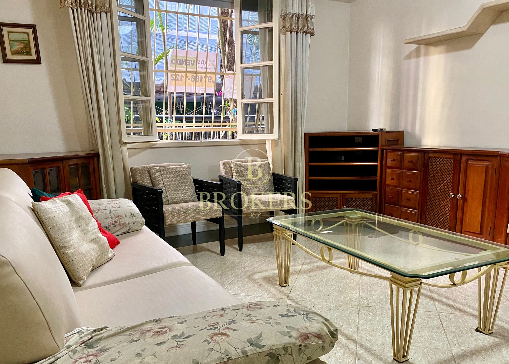 Oportunidade na quadra da praia Copacabana, Posto 3! Apartamento modernizado à venda, 2 quartos , suite, 1 vaga. Pronto para morar