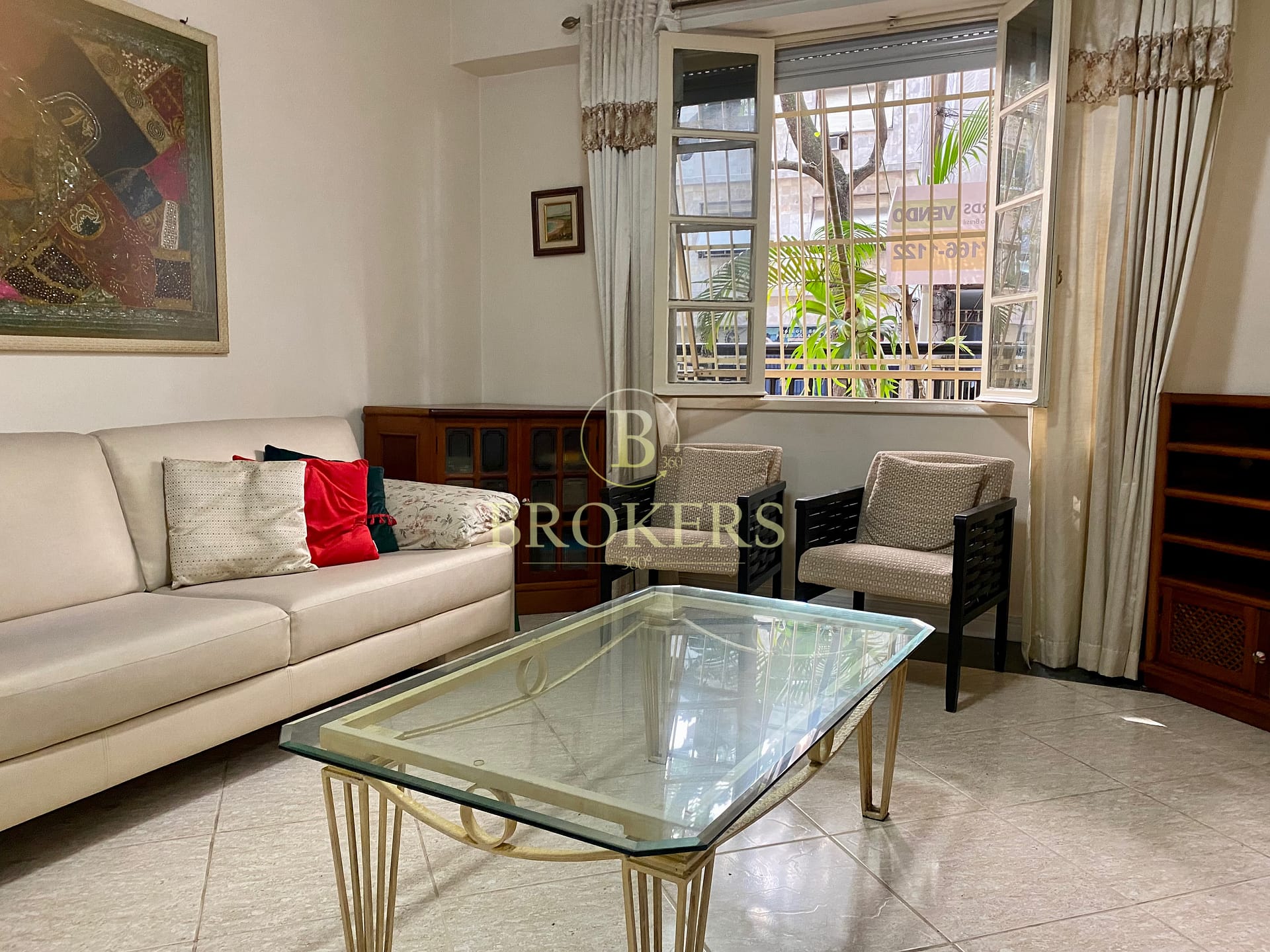 Oportunidade na quadra da praia Copacabana, Posto 3! Apartamento modernizado à venda, 2 quartos , suite, 1 vaga. Pronto para morar