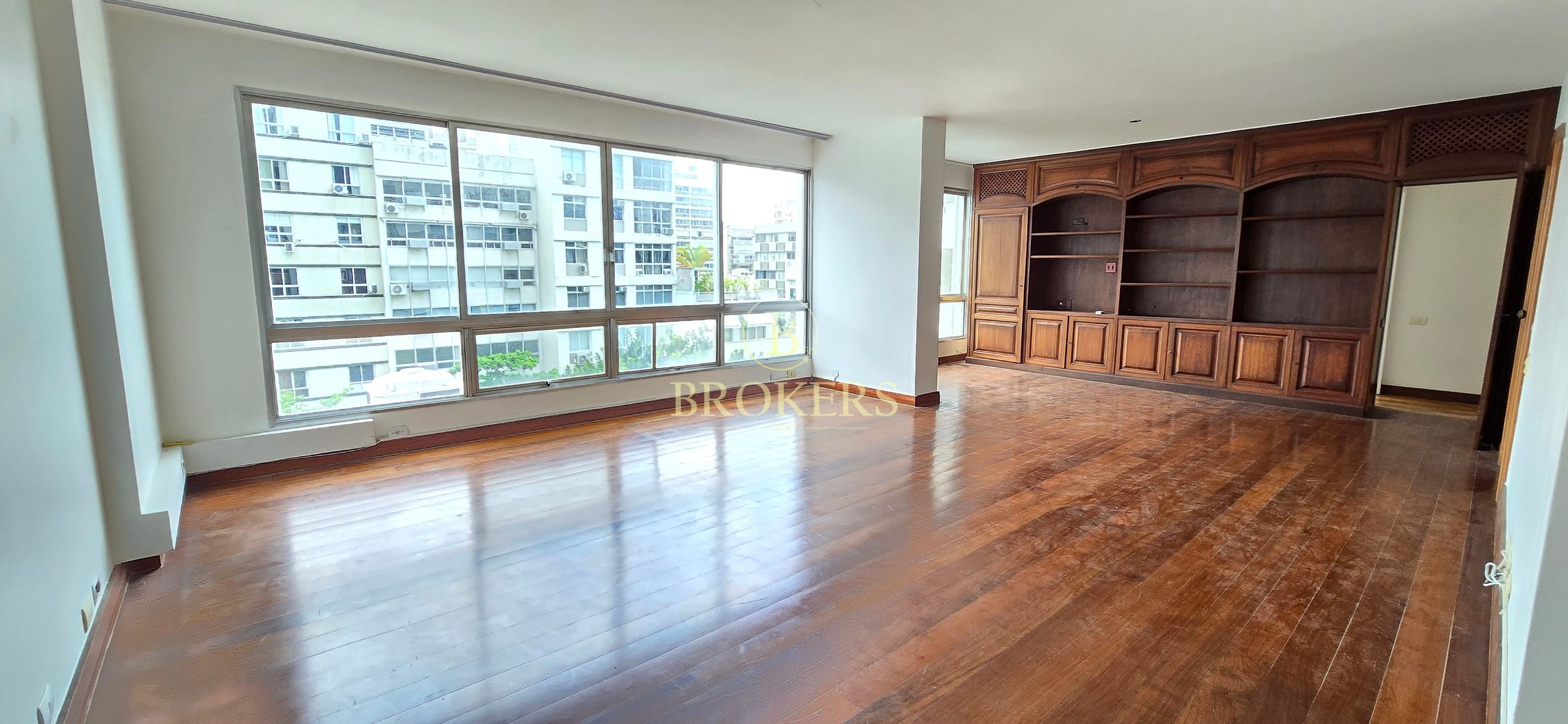 Apartamento com excelente planta à venda, Leblon, RJ. Apenas 200 metros da praia, posto 11. Salão, 3 quartos (suíte), 4 banheiros, 2 vagas. Porteiro 24 horas.