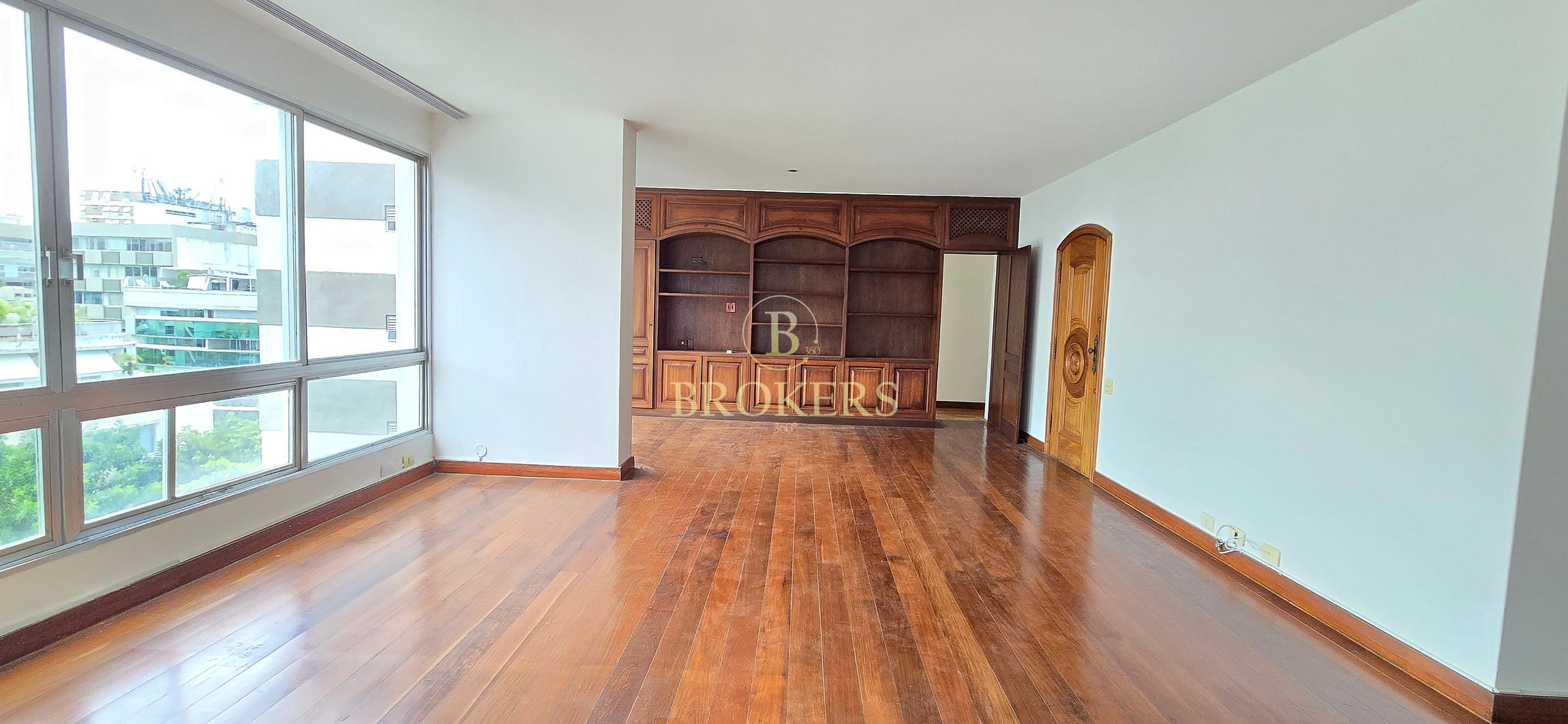 Apartamento com excelente planta à venda, Leblon, RJ. Apenas 200 metros da praia, posto 11. Salão, 3 quartos (suíte), 4 banheiros, 2 vagas. Porteiro 24 horas.