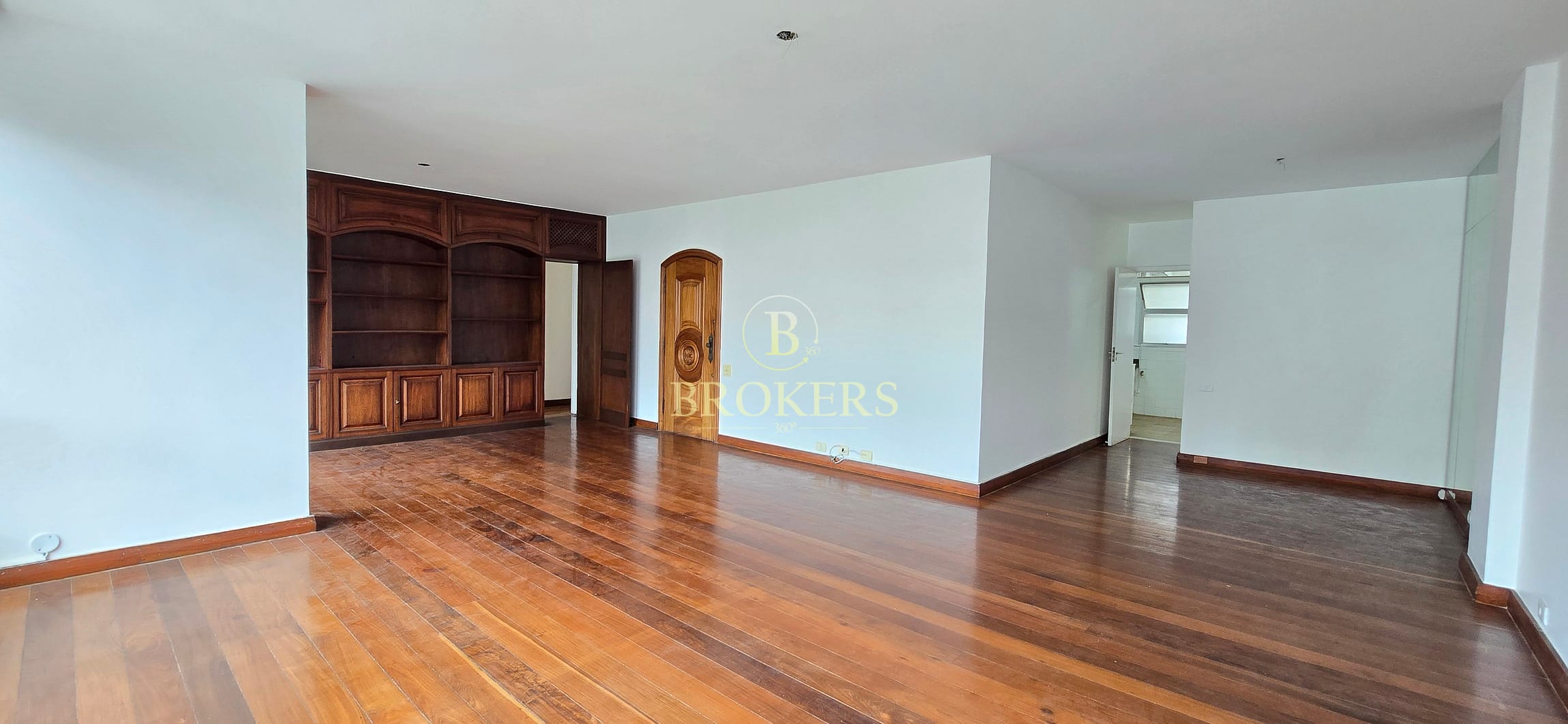 Apartamento com excelente planta à venda, Leblon, RJ. Apenas 200 metros da praia, posto 11. Salão, 3 quartos (suíte), 4 banheiros, 2 vagas. Porteiro 24 horas.