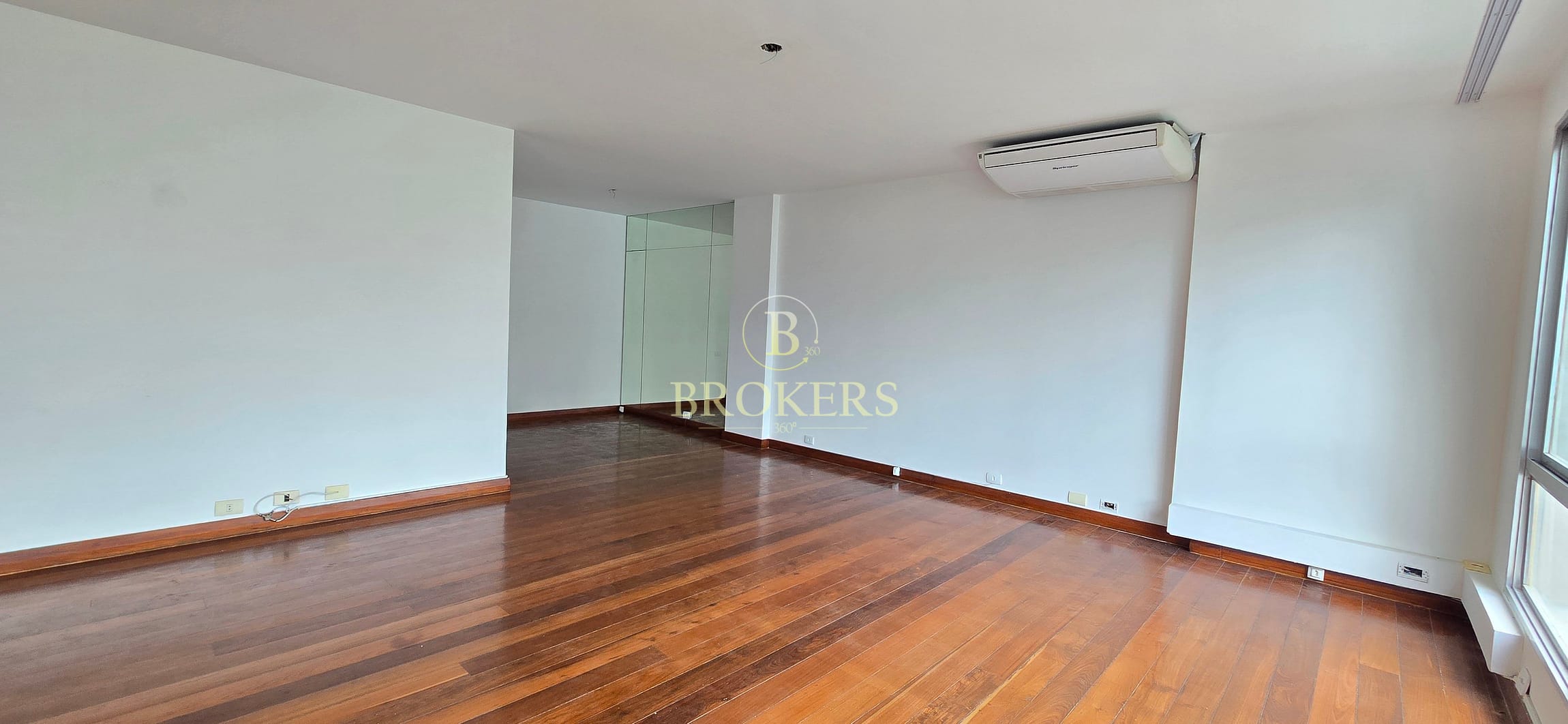 Apartamento com excelente planta à venda, Leblon, RJ. Apenas 200 metros da praia, posto 11. Salão, 3 quartos (suíte), 4 banheiros, 2 vagas. Porteiro 24 horas.