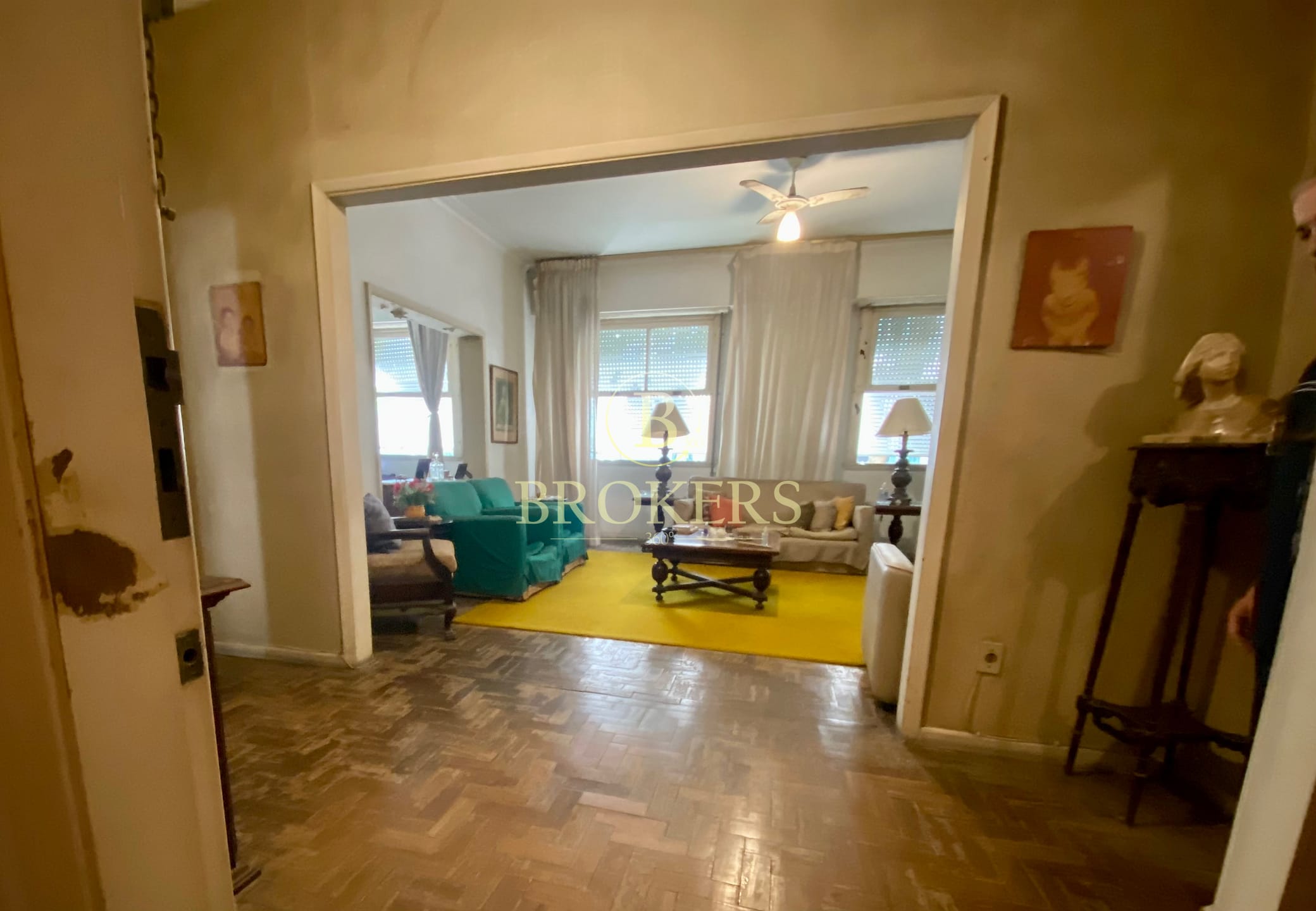 Imponente apartamento  com 240m², Sala em 2 ambientes, 4 quartos, localização estratégica a passos do metrô e 500 m da praia Copacabana, posto 3.