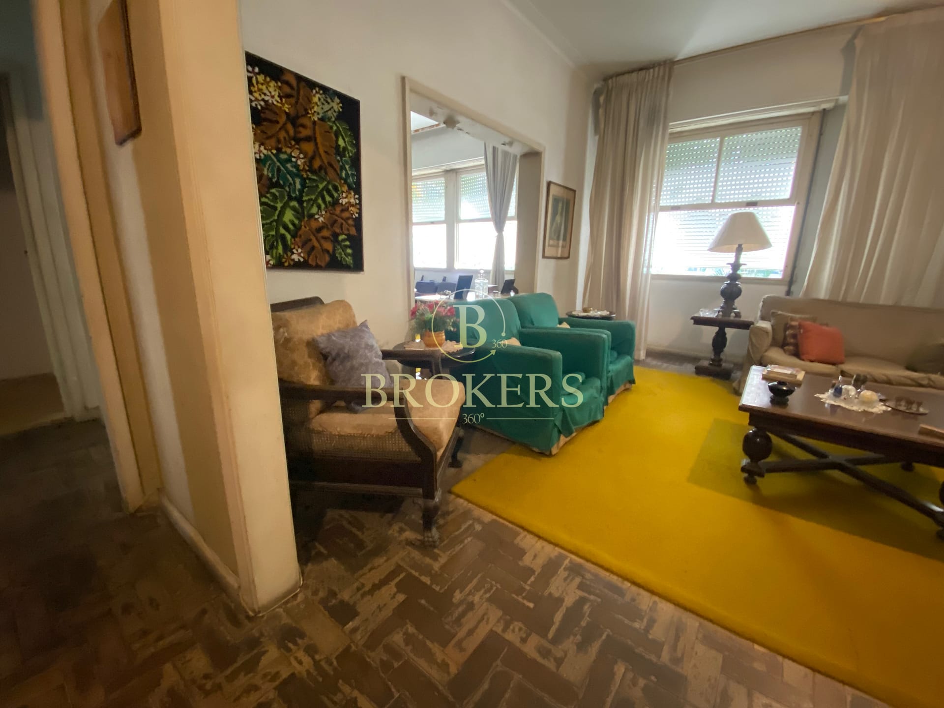 Imponente apartamento  com 240m², Sala em 2 ambientes, 4 quartos, localização estratégica a passos do metrô e 500 m da praia Copacabana, posto 3.