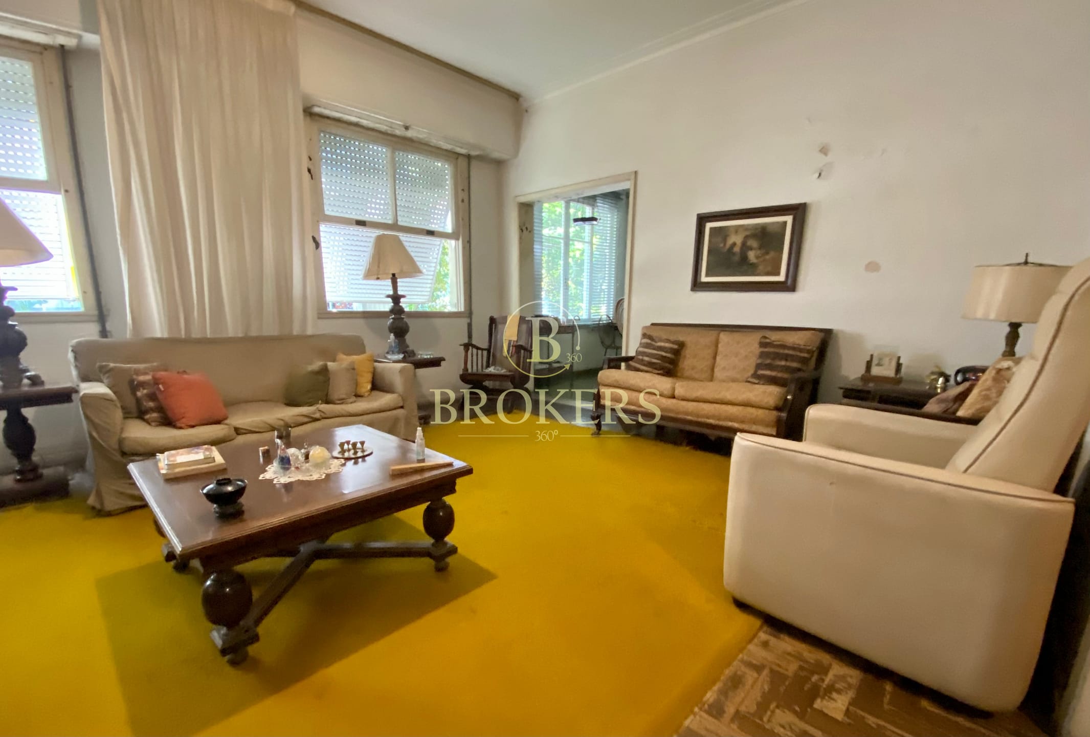 Imponente apartamento  com 240m², Sala em 2 ambientes, 4 quartos, localização estratégica a passos do metrô e 500 m da praia Copacabana, posto 3.