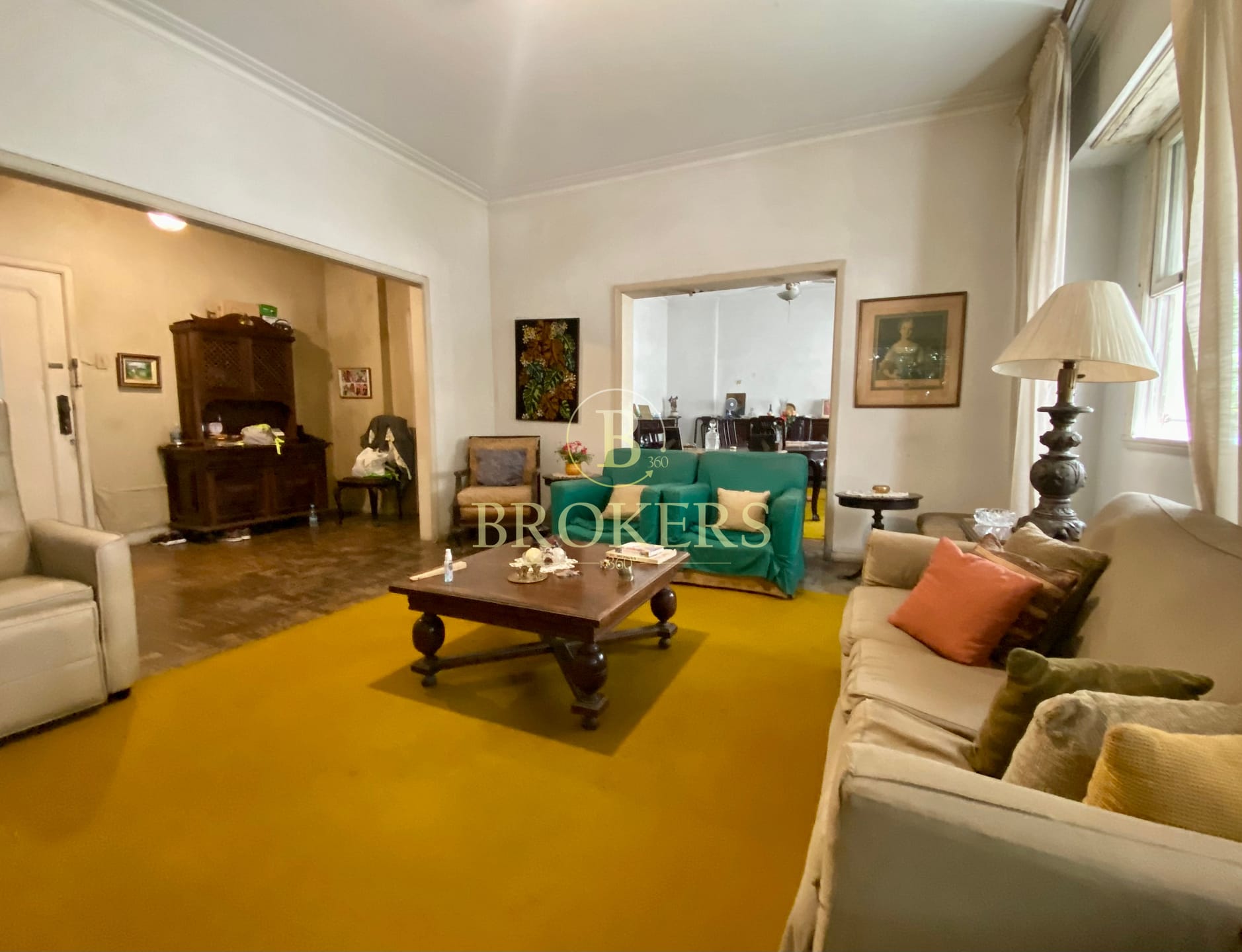 Imponente apartamento  com 240m², Sala em 2 ambientes, 4 quartos, localização estratégica a passos do metrô e 500 m da praia Copacabana, posto 3.