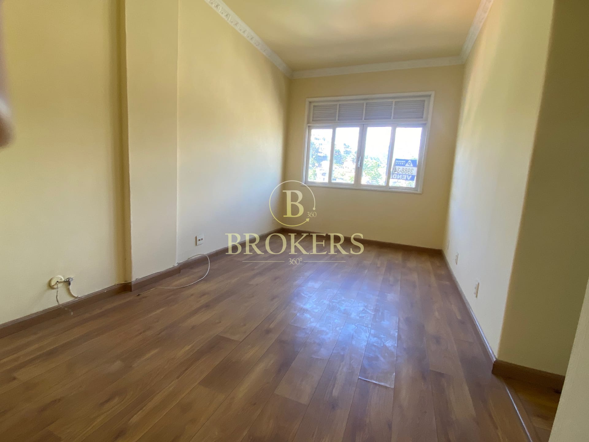 Apartamento autentico com sala ampla, 2 quartos e escritório à venda em Santa Teresa, localização cultural com alta demanda turística.