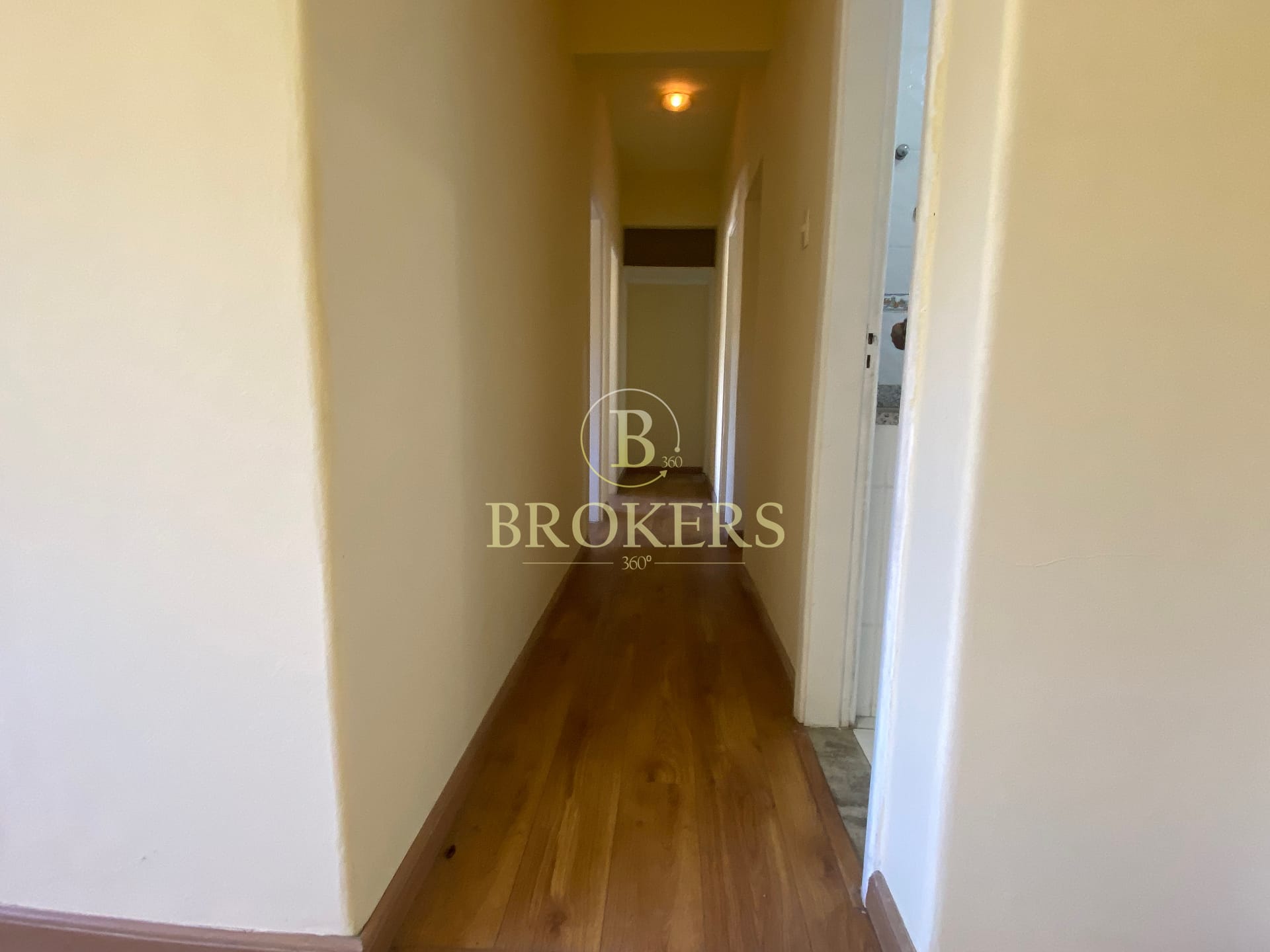 Apartamento autentico com sala ampla, 2 quartos e escritório à venda em Santa Teresa, localização cultural com alta demanda turística.