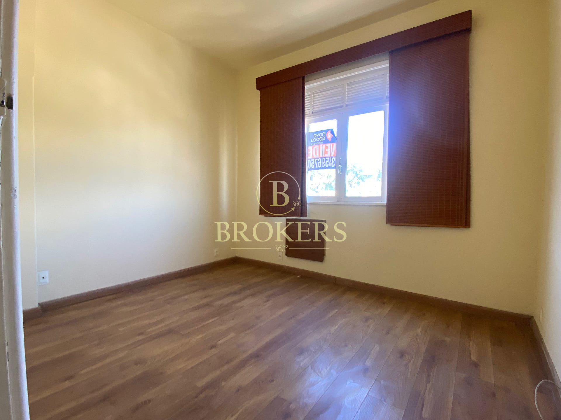 Apartamento autentico com sala ampla, 2 quartos e escritório à venda em Santa Teresa, localização cultural com alta demanda turística.