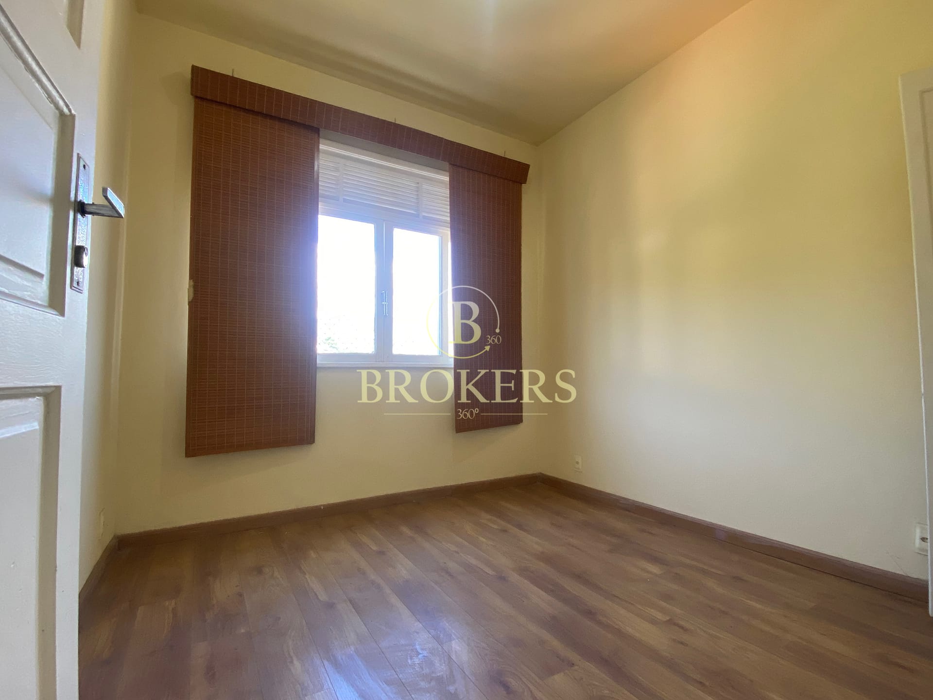 Apartamento autentico com sala ampla, 2 quartos e escritório à venda em Santa Teresa, localização cultural com alta demanda turística.