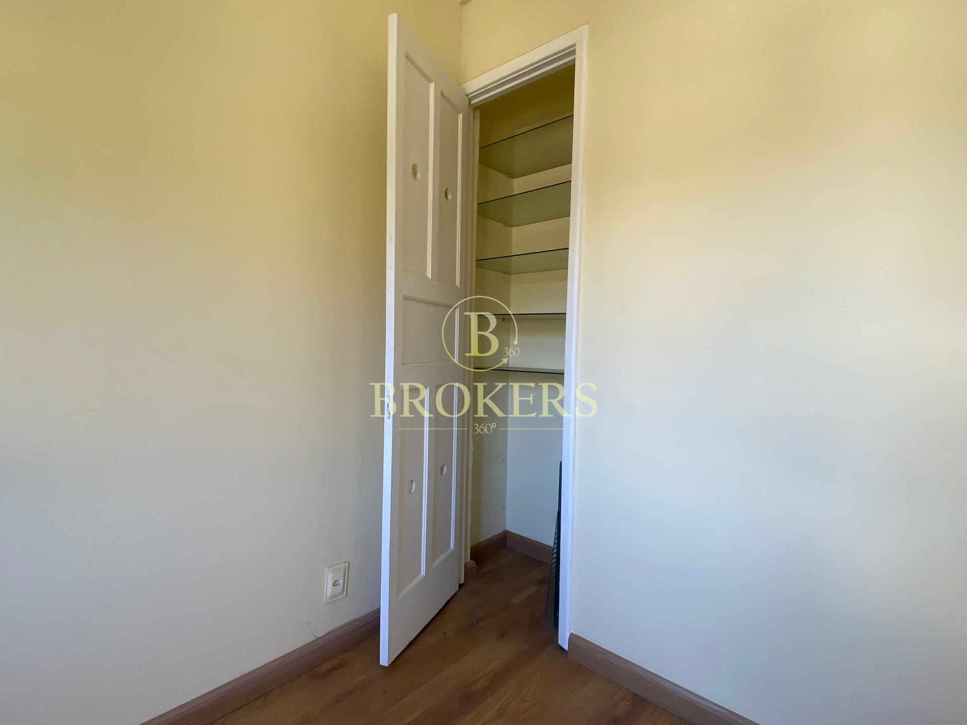 Apartamento autentico com sala ampla, 2 quartos e escritório à venda em Santa Teresa, localização cultural com alta demanda turística.