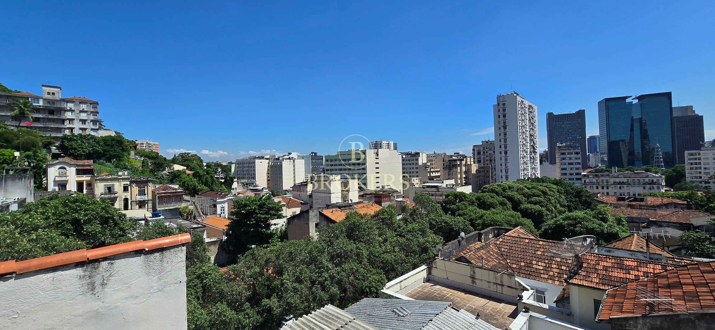 Apartamento encantador de 2 quartos à venda em Santa Teresa com 1 suíte, varanda charmosa, vaga e arquitetura cheia de personalidade