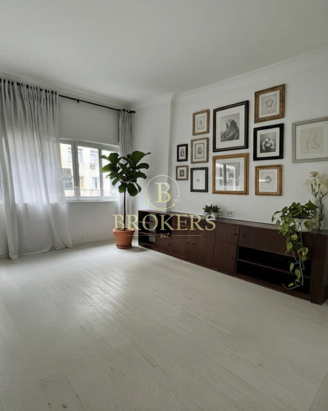 Exclusividade em Copacabana: apartamento à venda de andar inteiro com 3 quartos, 2 salas amplas com ar e vaga em rua sossegada perto da praia