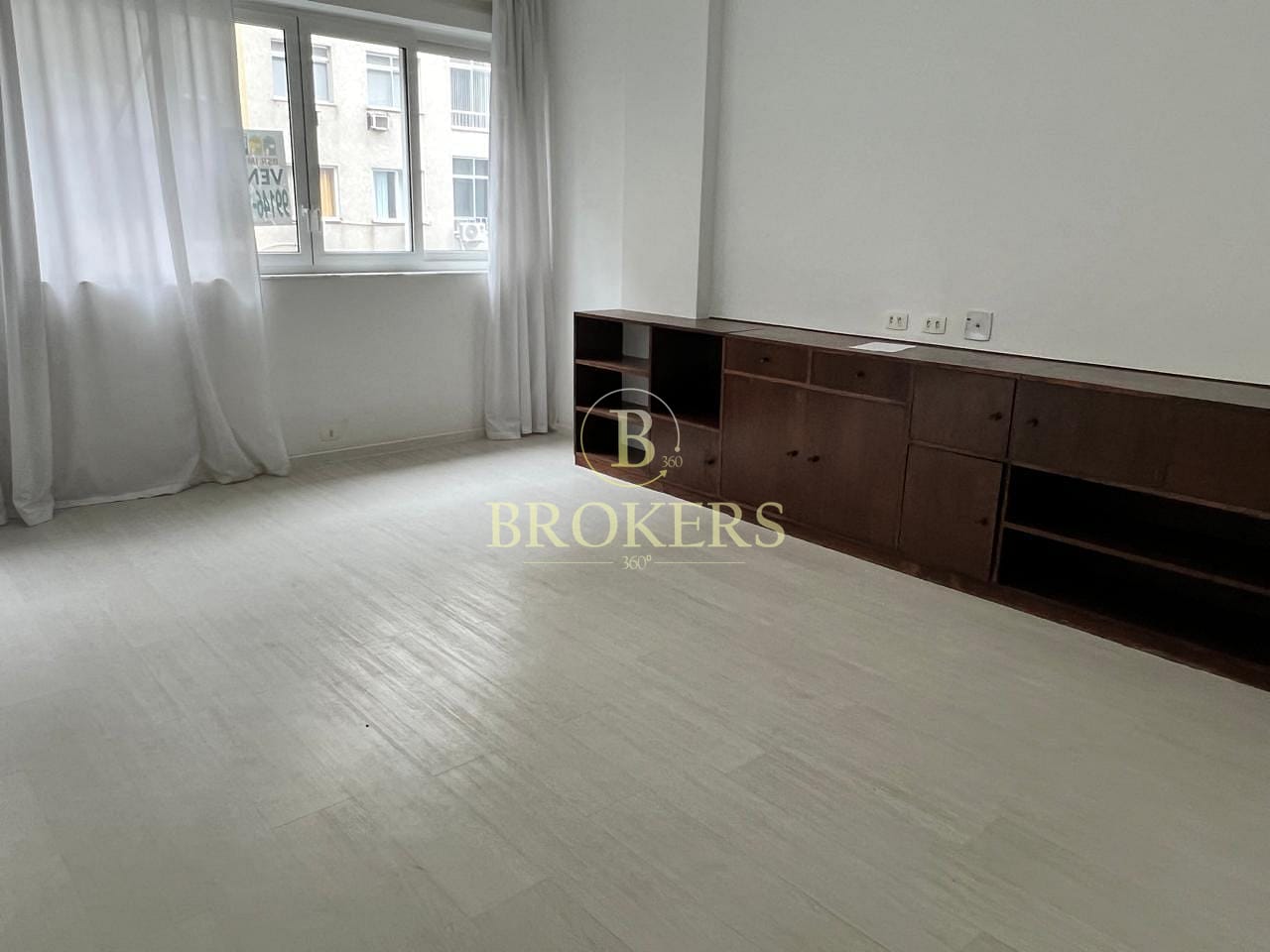 Exclusividade em Copacabana: apartamento à venda de andar inteiro com 3 quartos, 2 salas amplas com ar e vaga em rua sossegada perto da praia