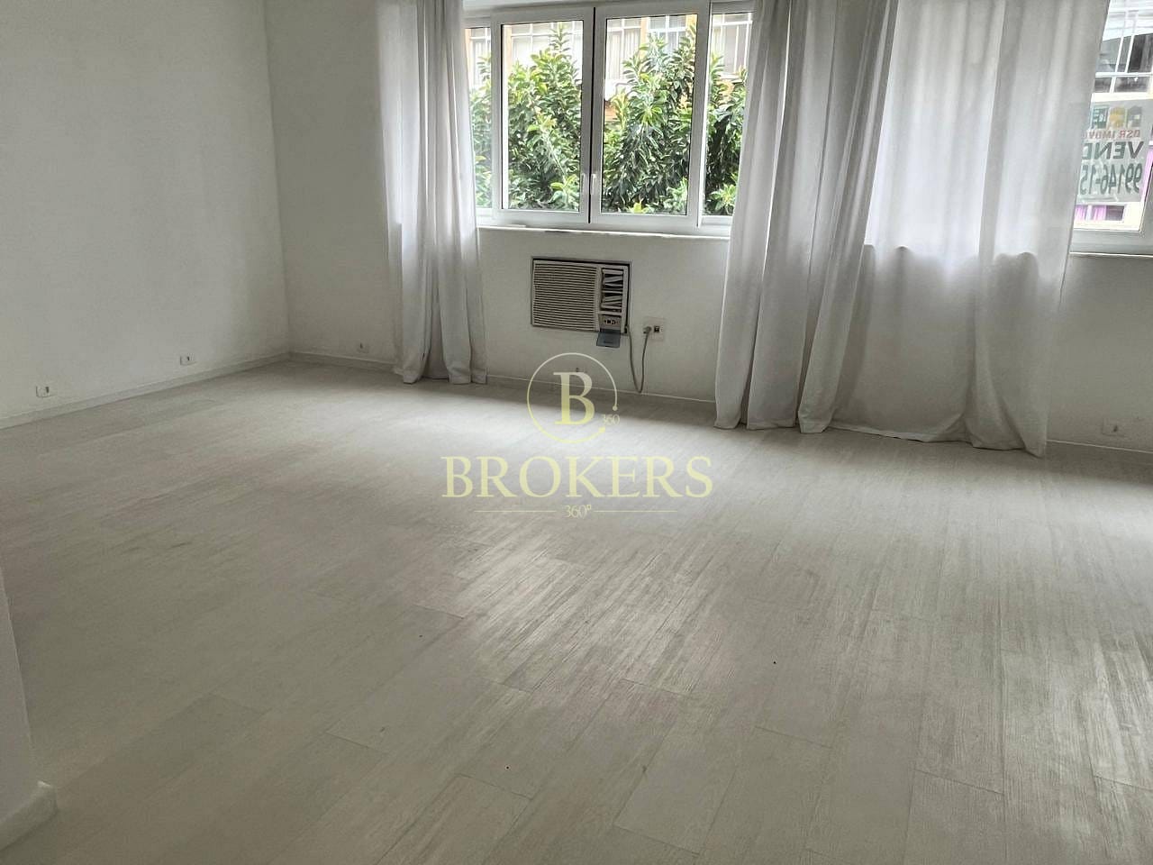 Exclusividade em Copacabana: apartamento à venda de andar inteiro com 3 quartos, 2 salas amplas com ar e vaga em rua sossegada perto da praia