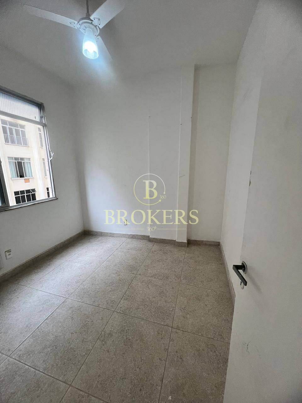 Ótimo investimento em Copacabana: apartamento à venda de 1 quarto com vaga em localização privilegiada perto da praia