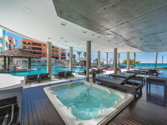 Apartamento com 349m² 4 quartos e 5 banheiros, à venda, no bairro Meia Praia em Itapema