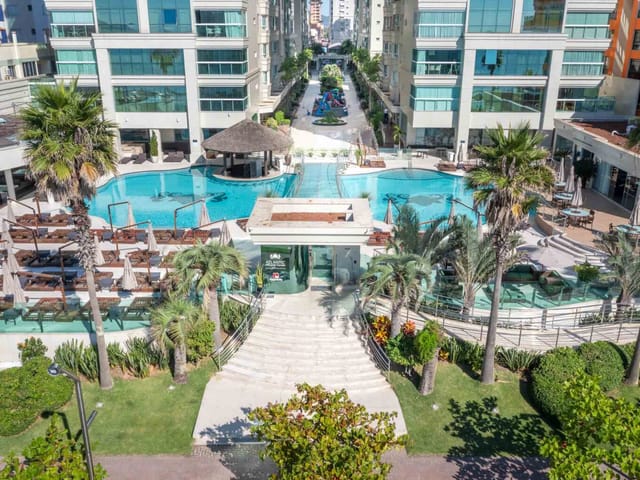 Apartamento com 349m² 4 quartos e 5 banheiros, à venda, no bairro Meia Praia em Itapema