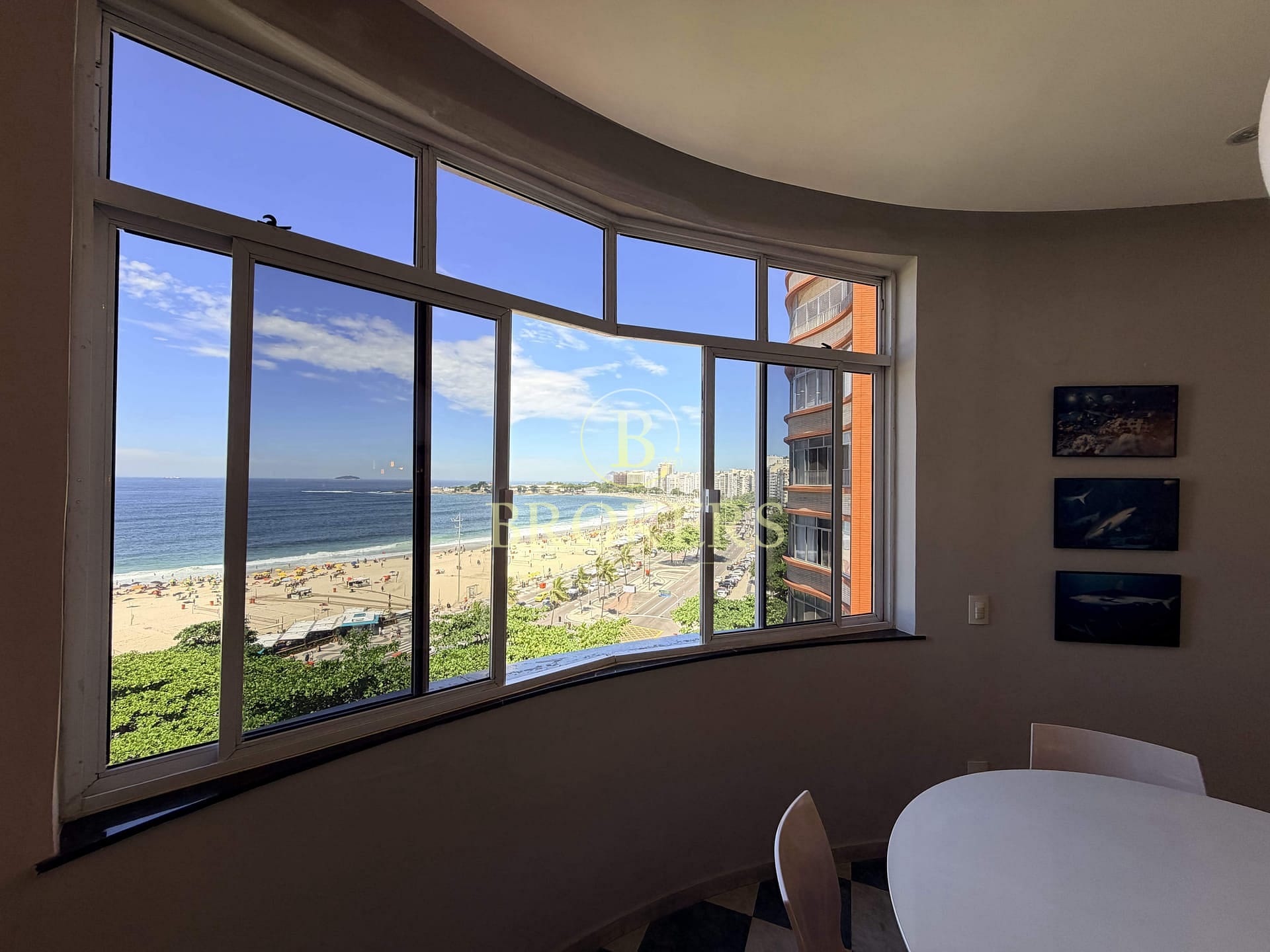 Frente mar em Copacabana: apartamento à venda de 2 quartos, andar alto com vista panorâmica, alto padrão, modernizado e pronto para temporada