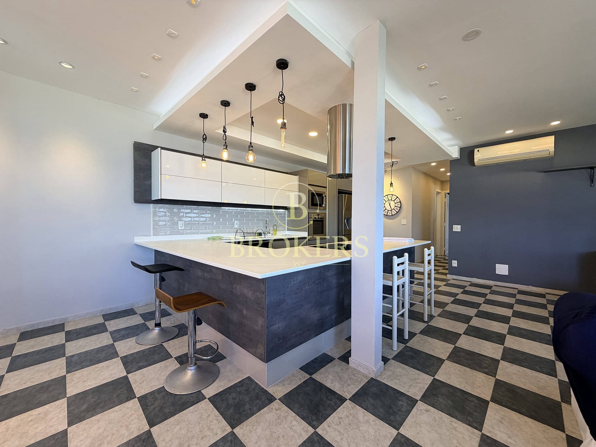 Frente mar em Copacabana: apartamento à venda de 2 quartos, andar alto com vista panorâmica, alto padrão, modernizado e pronto para temporada