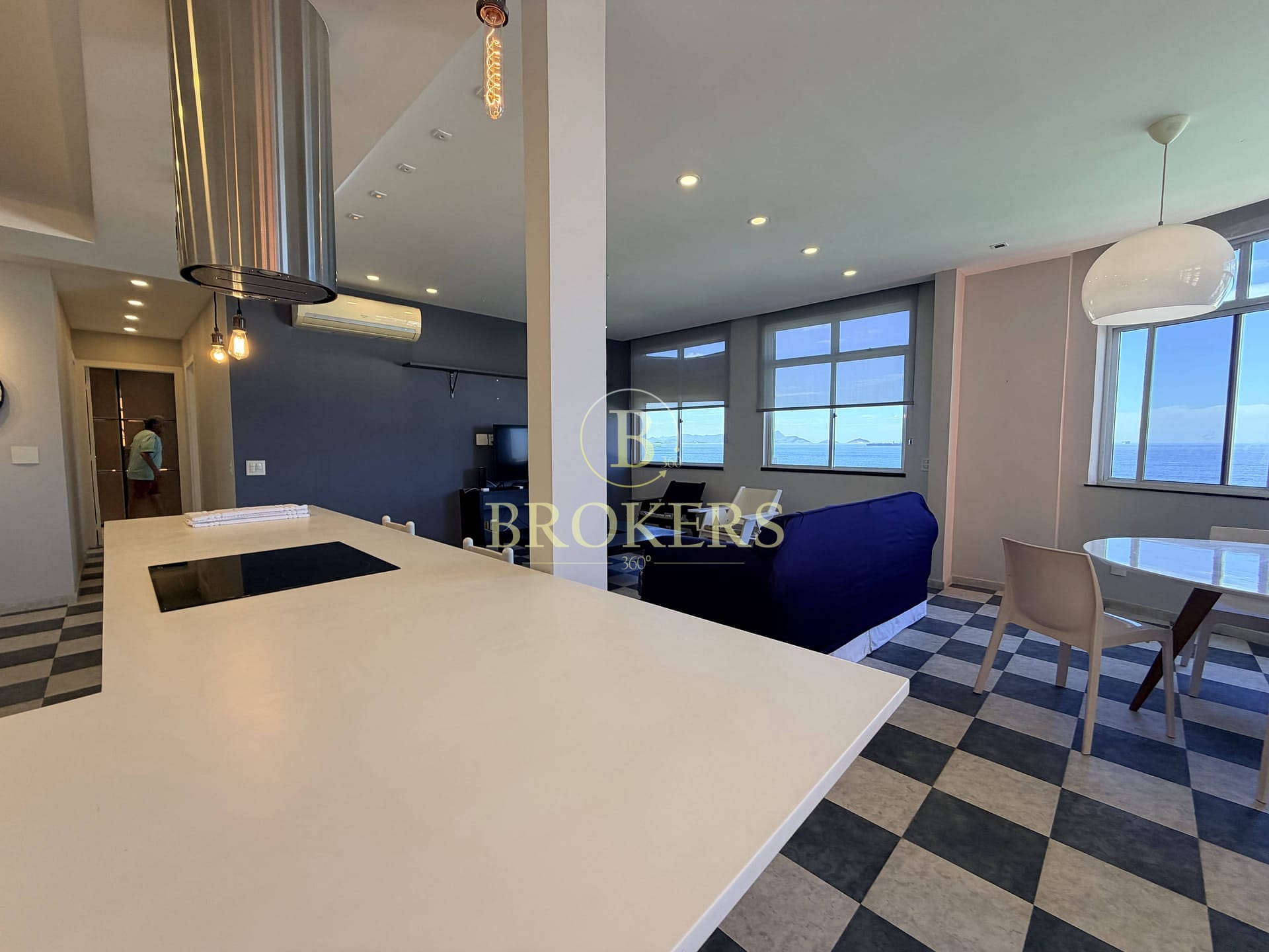 Frente mar em Copacabana: apartamento à venda de 2 quartos, andar alto com vista panorâmica, alto padrão, modernizado e pronto para temporada