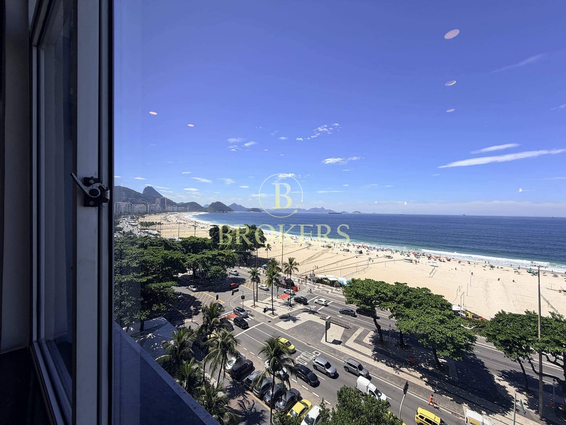 Frente mar em Copacabana: apartamento à venda de 2 quartos, andar alto com vista panorâmica, alto padrão, modernizado e pronto para temporada