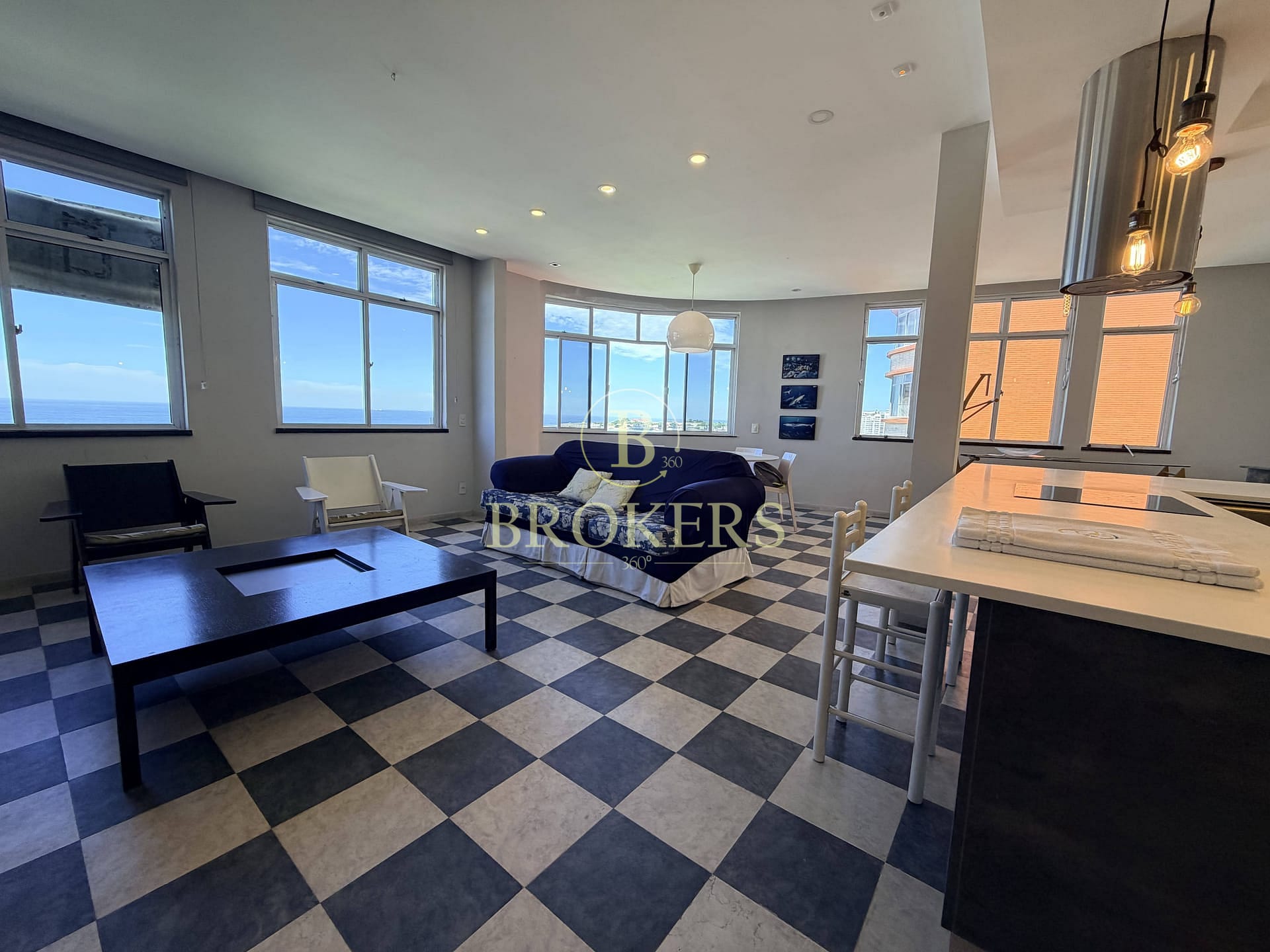 Frente mar em Copacabana: apartamento à venda de 2 quartos, andar alto com vista panorâmica, alto padrão, modernizado e pronto para temporada