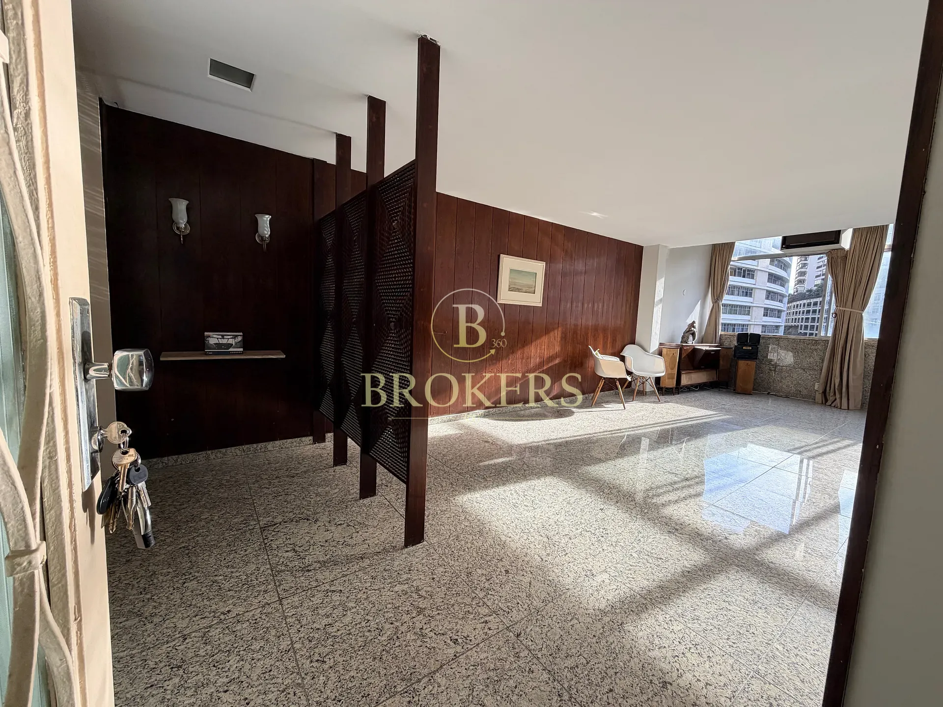 Sofisticação e espaço em Copacabana: apartamento á venda de planta circular com 4 quartos 1 vaga e acabamentos nobres