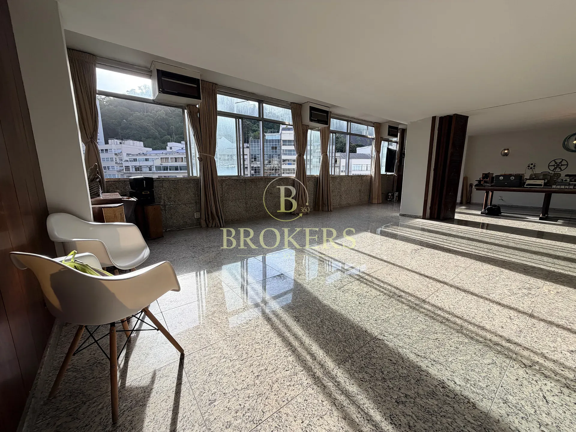 Sofisticação e espaço em Copacabana: apartamento á venda de planta circular com 4 quartos 1 vaga e acabamentos nobres