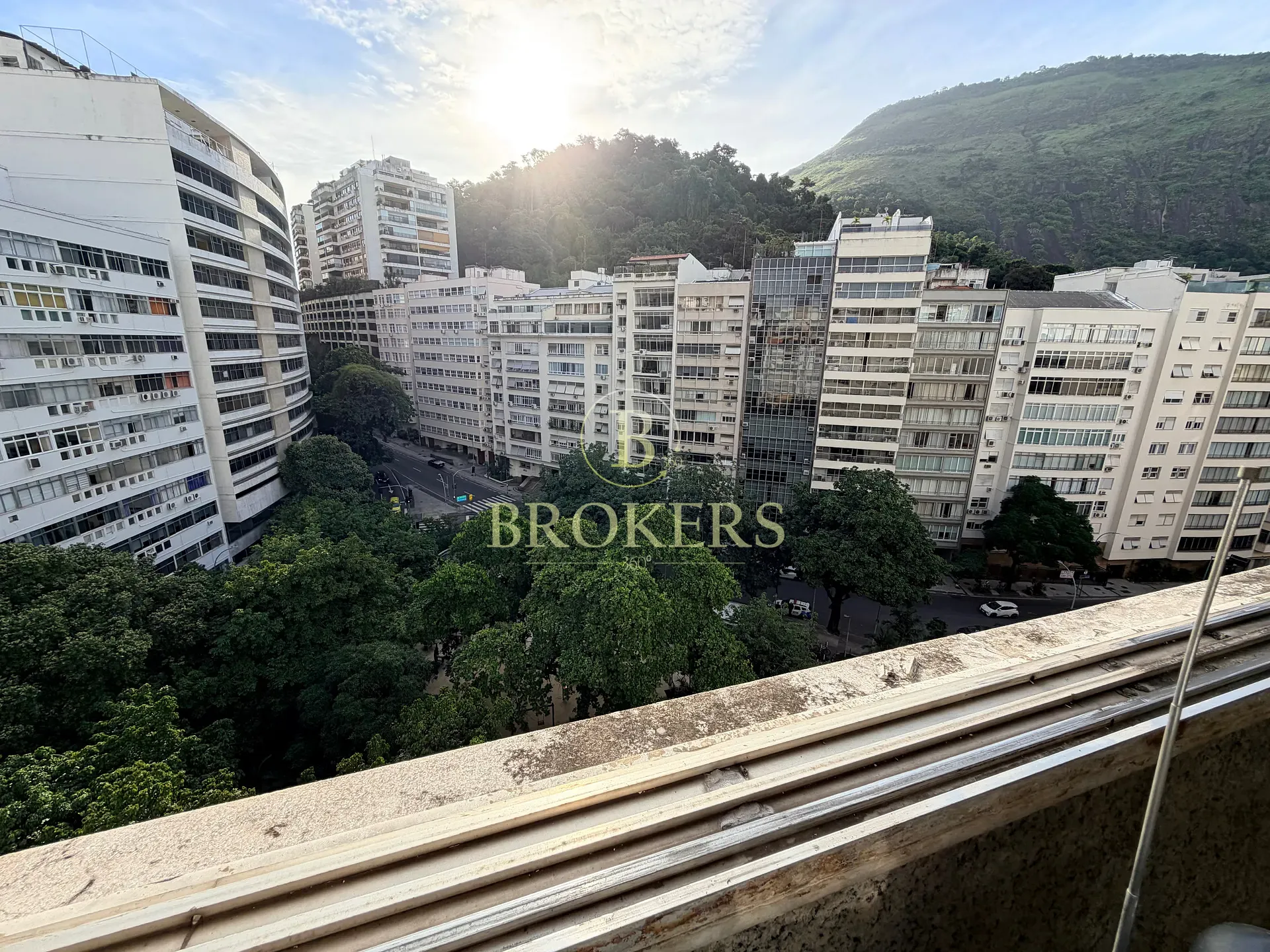 Sofisticação e espaço em Copacabana: apartamento á venda de planta circular com 4 quartos 1 vaga e acabamentos nobres