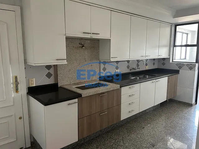 Apartamento com 371m² 4 quartos e 2 banheiros, à venda, no bairro Centro em Arapongas