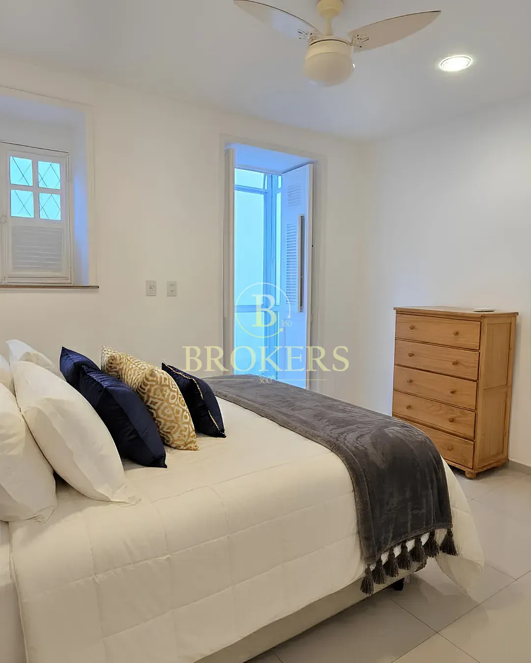 Apartamento modernizado com varanda, 3 quartos, suíte à venda na Rua Sorocaba, Botafogo, RJ!