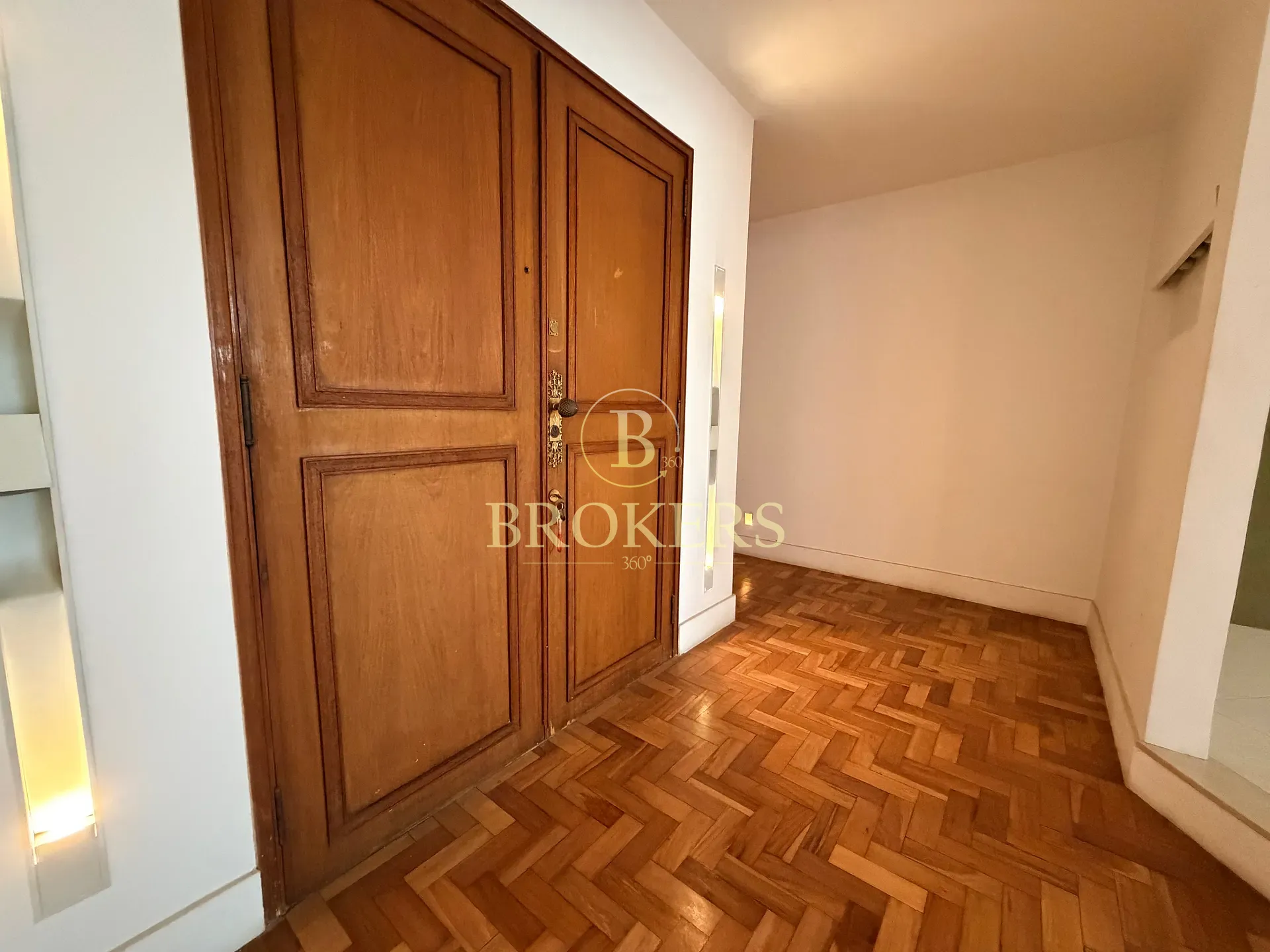 Apartamento à venda com amplitude, design, 4 quartos, e 2 vagas a 350m da praia em Copacabana posto 5