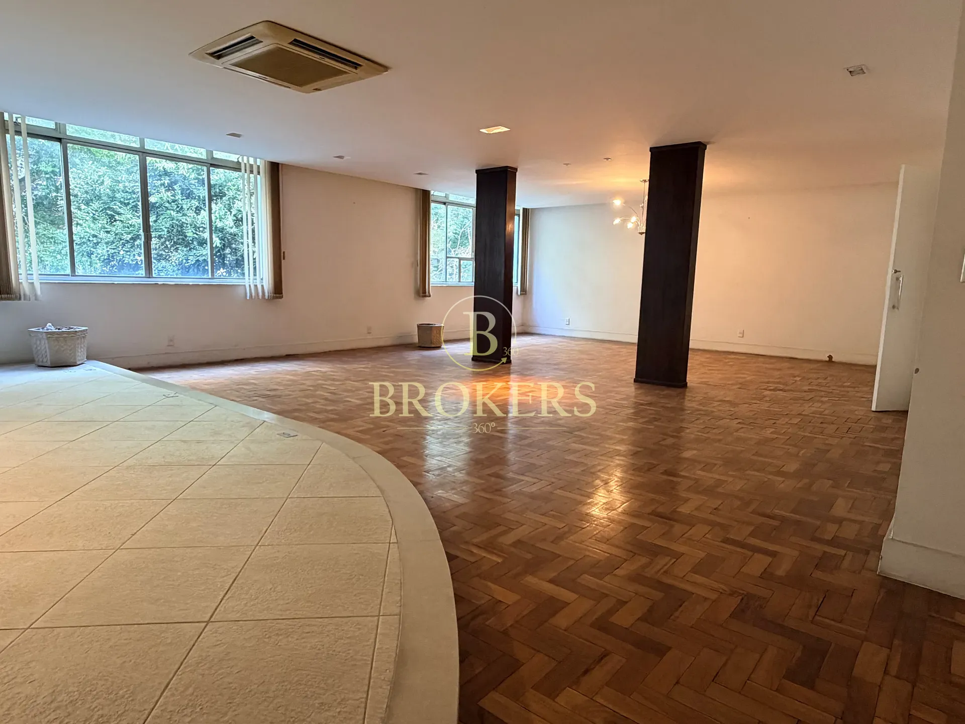 Apartamento à venda com amplitude, design, 4 quartos, e 2 vagas a 350m da praia em Copacabana posto 5
