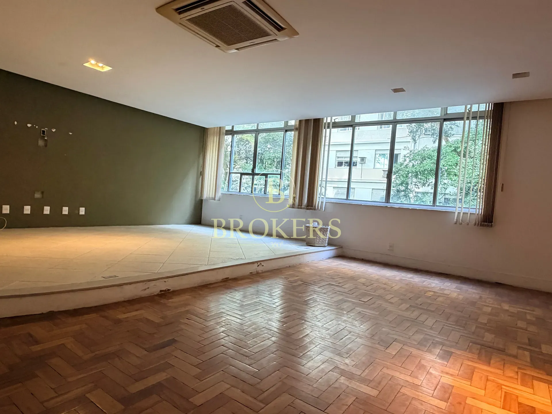 Apartamento à venda com amplitude, design, 4 quartos, e 2 vagas a 350m da praia em Copacabana posto 5