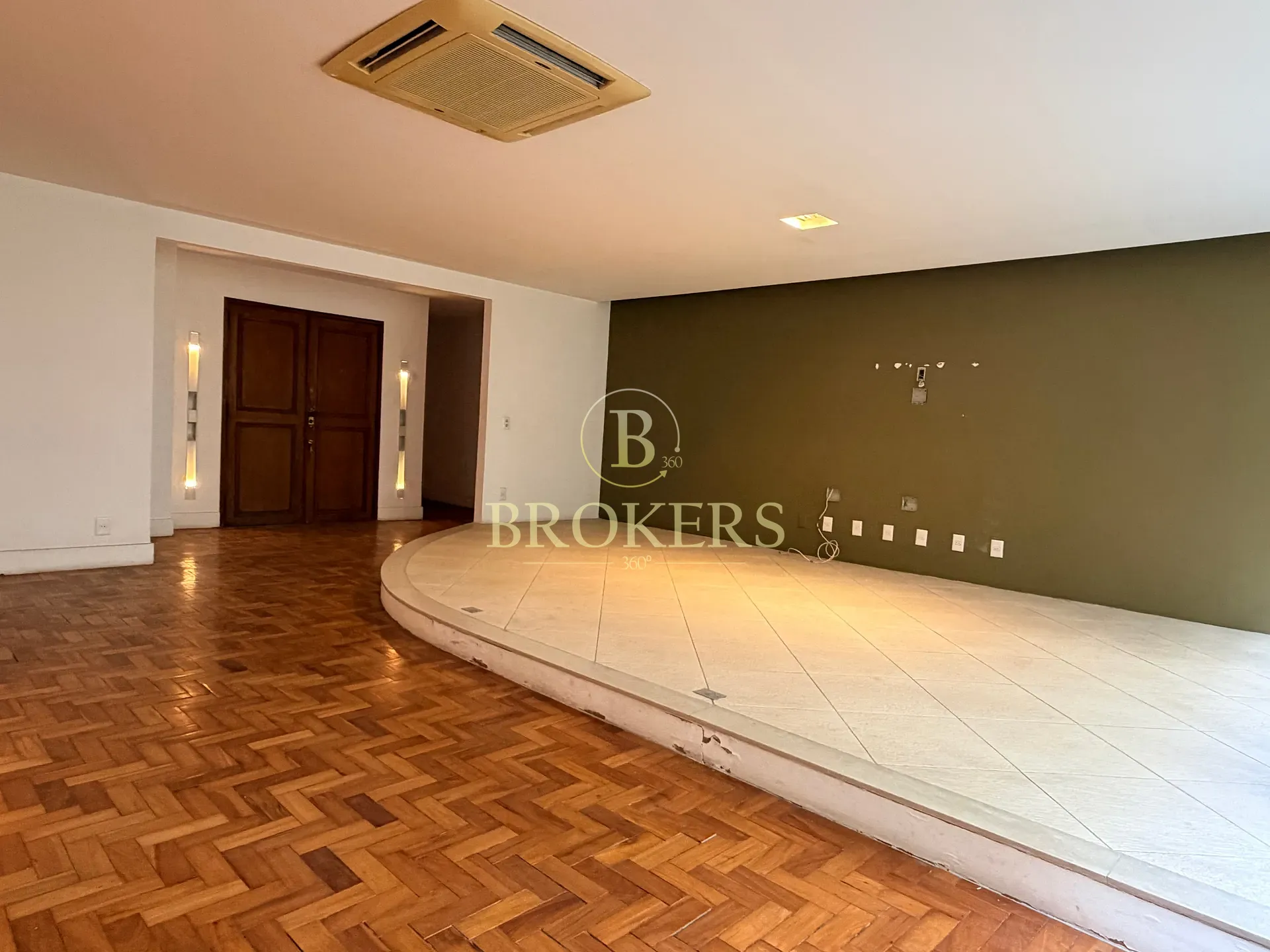 Apartamento à venda com amplitude, design, 4 quartos, e 2 vagas a 350m da praia em Copacabana posto 5