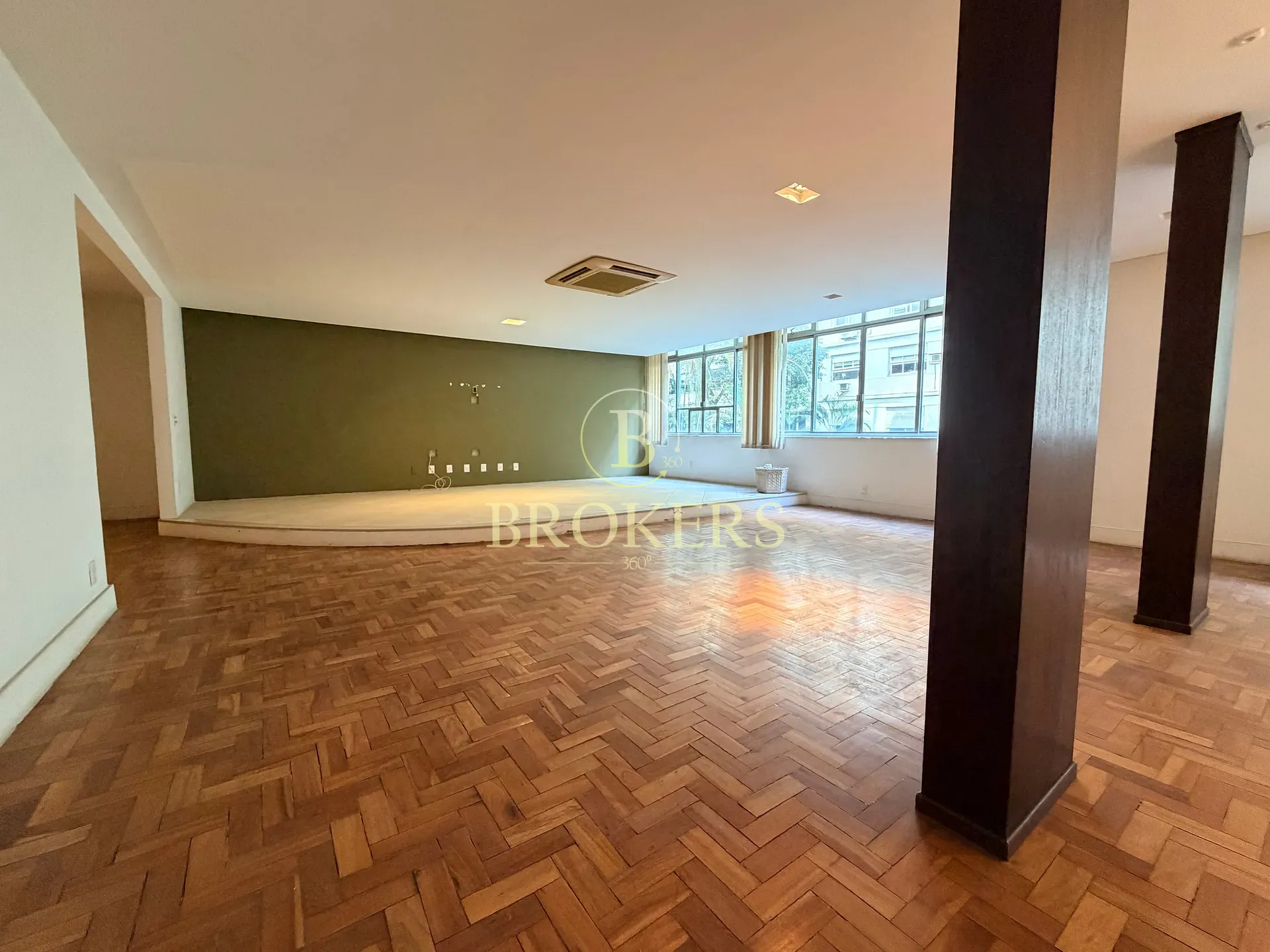 Apartamento à venda com amplitude, design, 4 quartos, e 2 vagas a 350m da praia em Copacabana posto 5