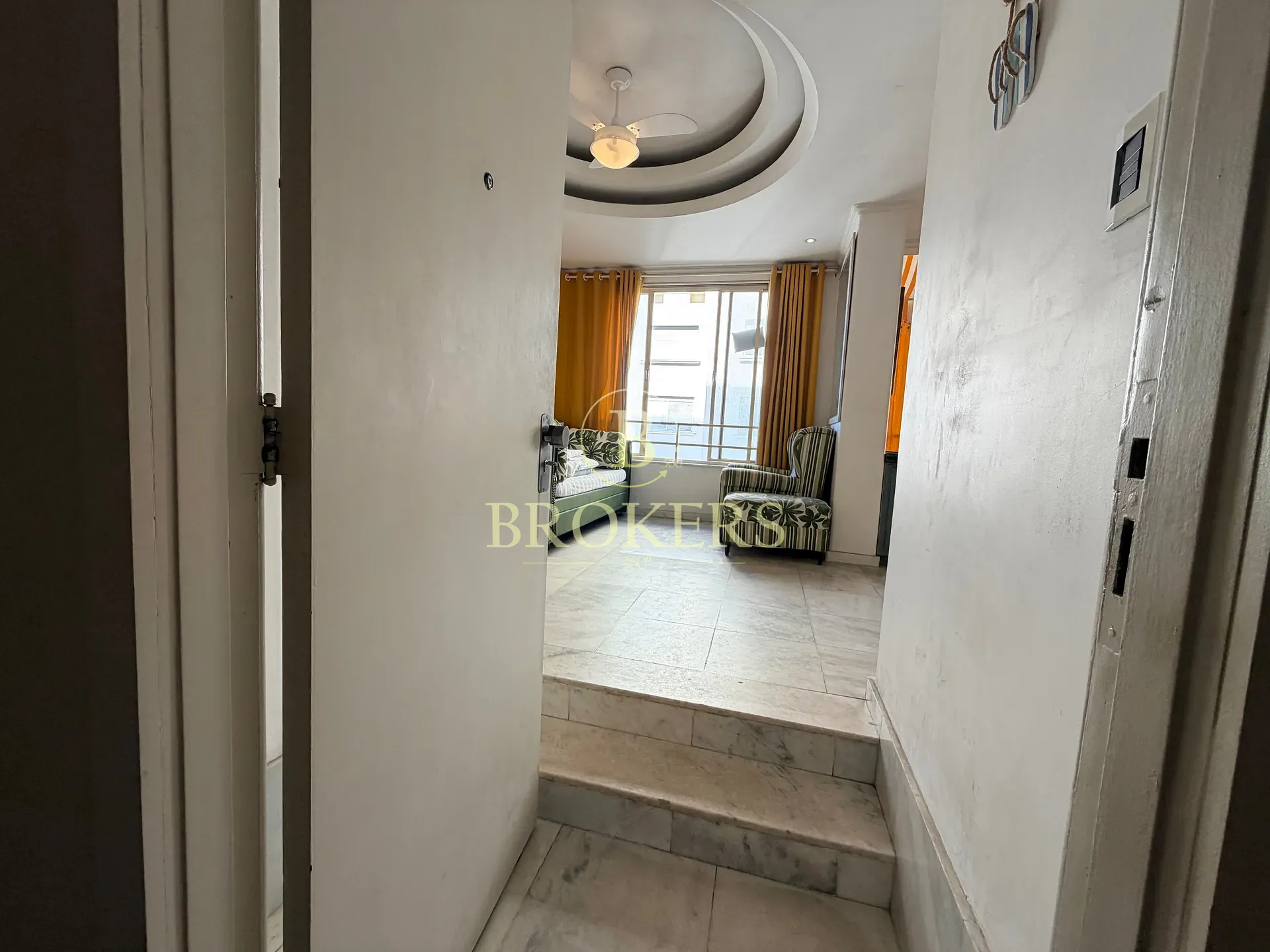 Apartamento de 1 suite à venda com vista mar exclusiva a 50m da areia em Copacabana com potencial imediato para temporada