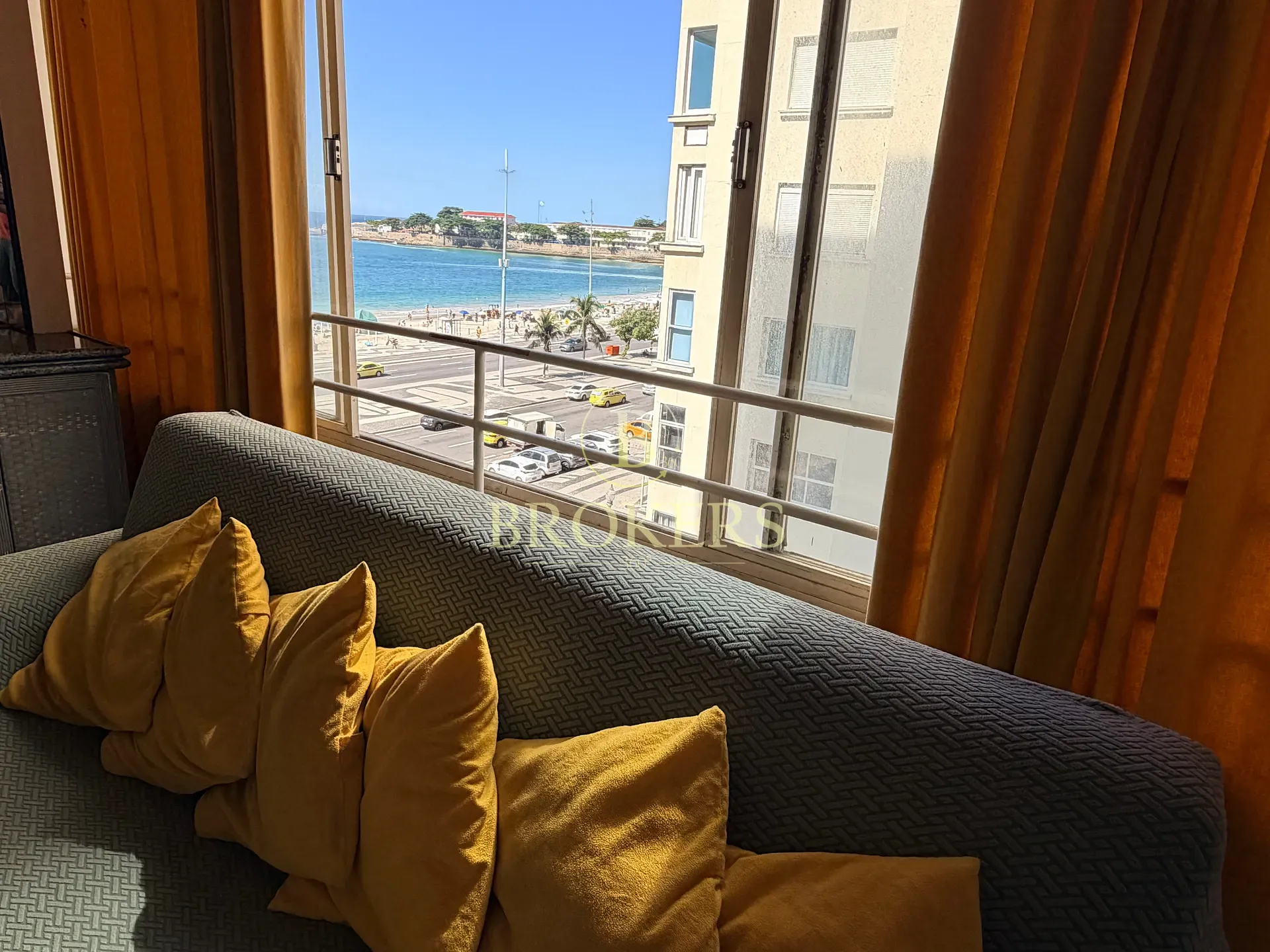 Apartamento de 1 suite à venda com vista mar exclusiva a 50m da areia em Copacabana com potencial imediato para temporada
