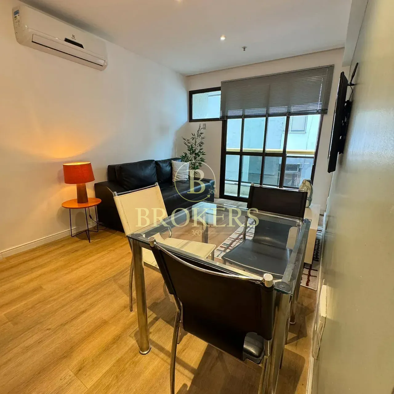 Flat mobiliado à venda em Ipanema com varanda e infraestrutura completa