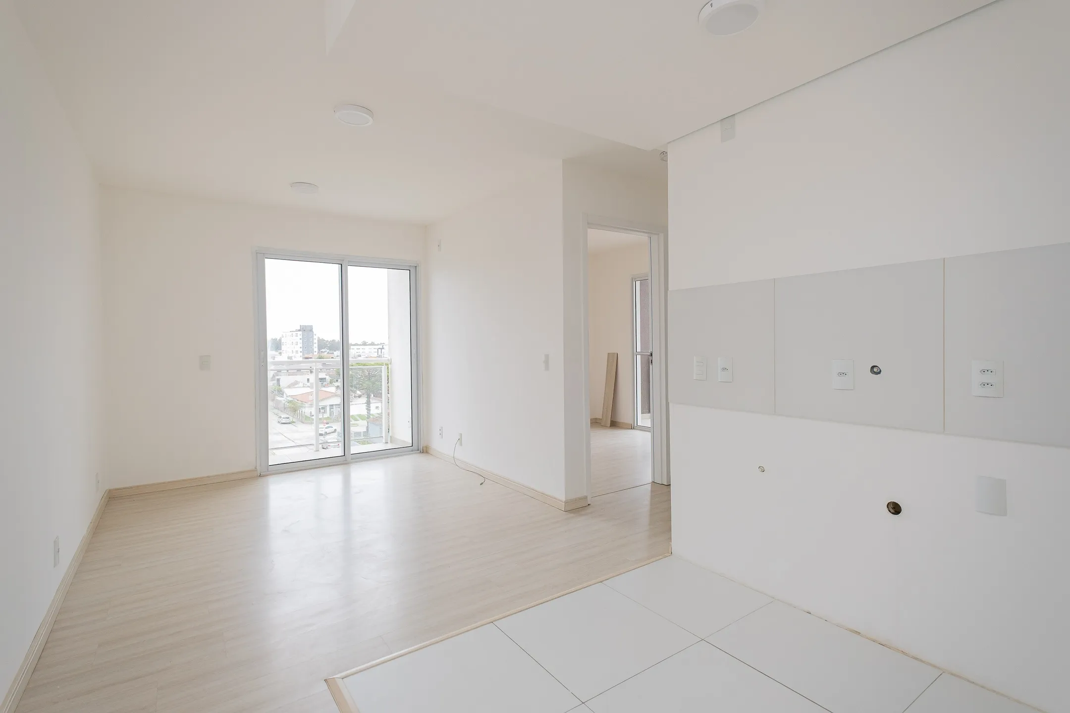 Apartamento à venda ou aluguel nas Três Vendas: 48,7 m², 2 dormitórios, sacada com churrasqueira, vaga coberta e excelente localização.
