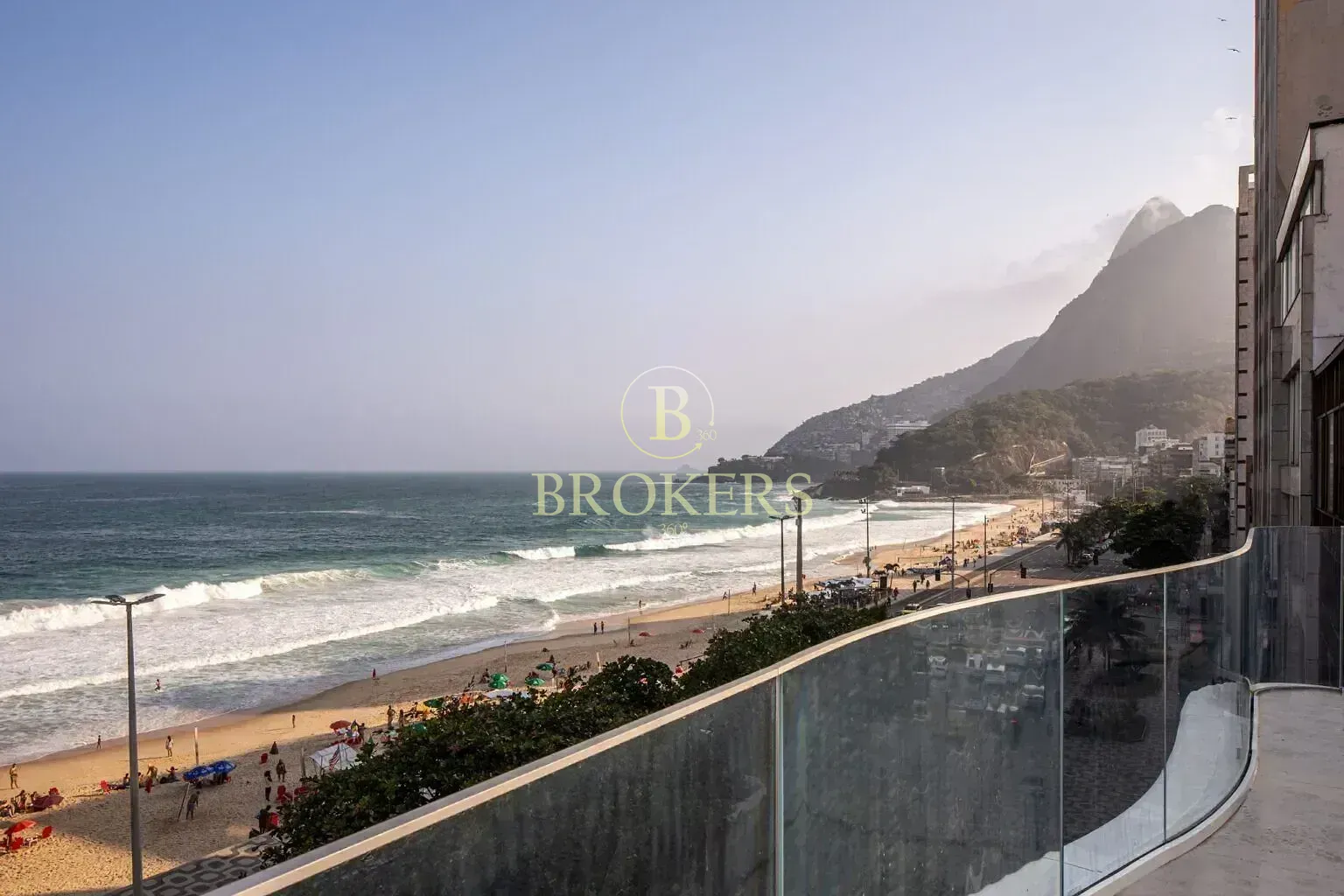 O privilégio de viver de frente para o mar no endereço mais exclusivo do Leblon