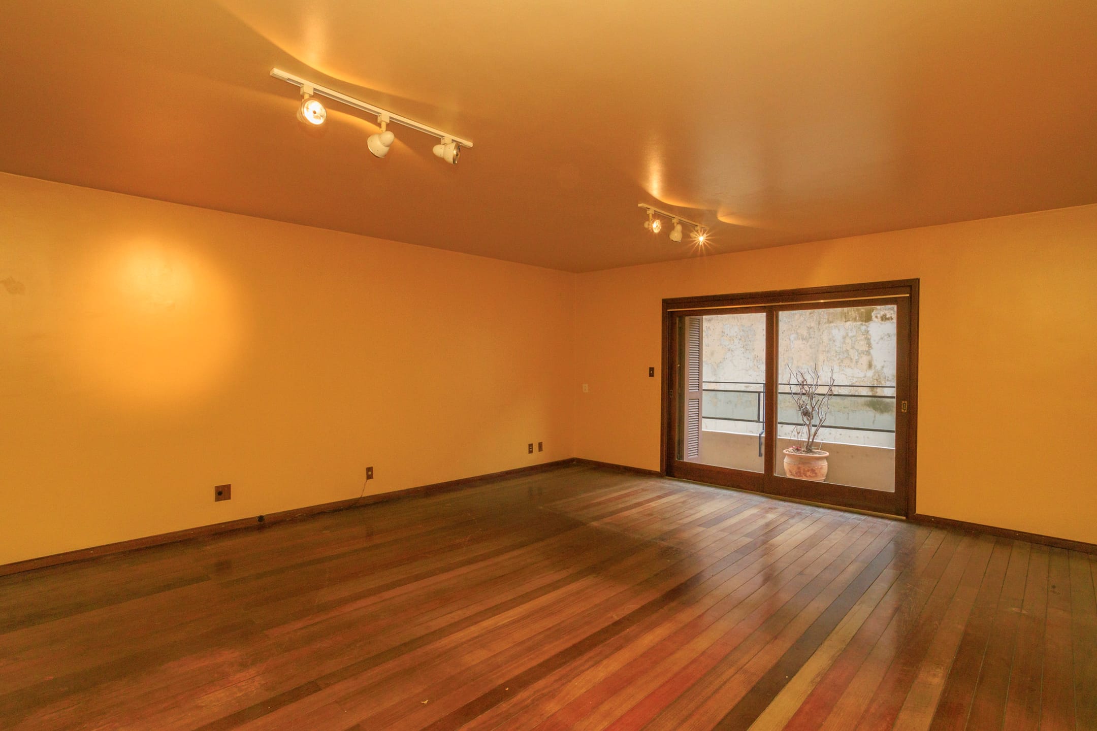 Apartamento com 3 Dormitórios em Desocupação Disponível para Venda e Aluguel no Centro de Pelotas RS com Excelente Localização