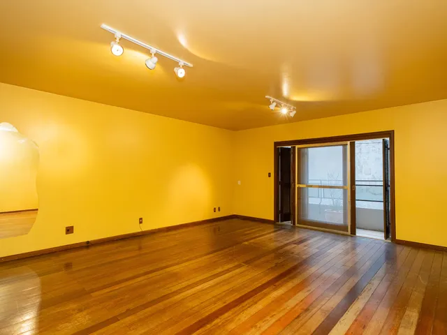 Apartamento com 211m² 3 quartos e 3 banheiros, à venda ou para alugar, no bairro Centro em Pelotas