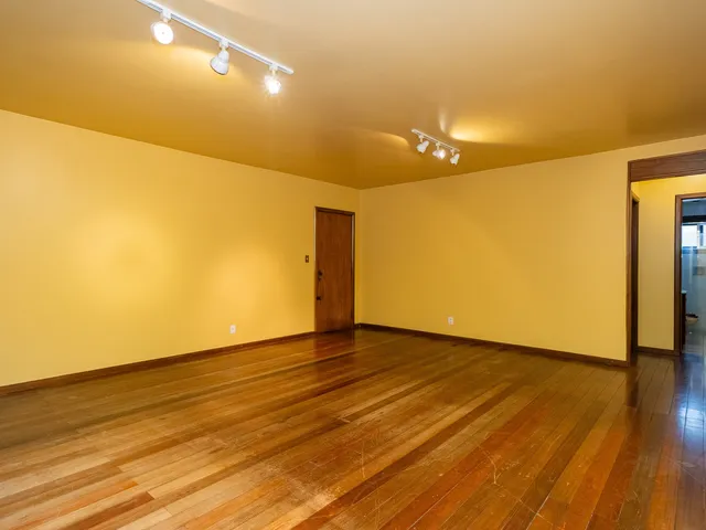 Apartamento com 211m² 3 quartos e 3 banheiros, à venda ou para alugar, no bairro Centro em Pelotas