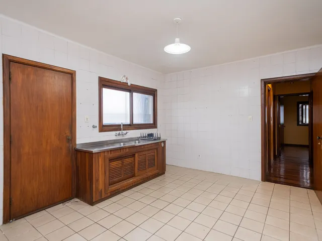 Apartamento com 211m² 3 quartos e 3 banheiros, à venda ou para alugar, no bairro Centro em Pelotas