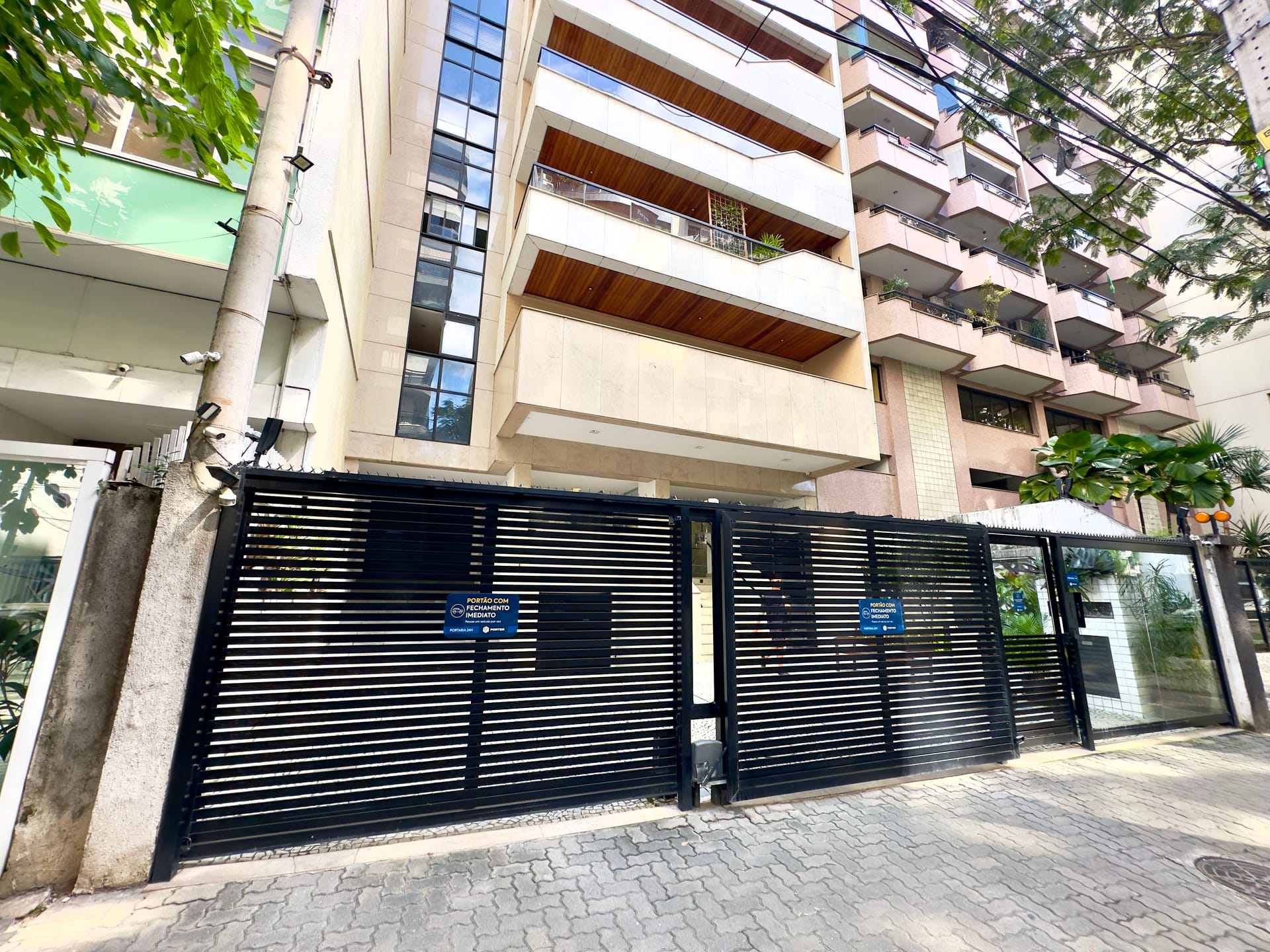 Alto padrão de 4 quartos para venda no Ingá
