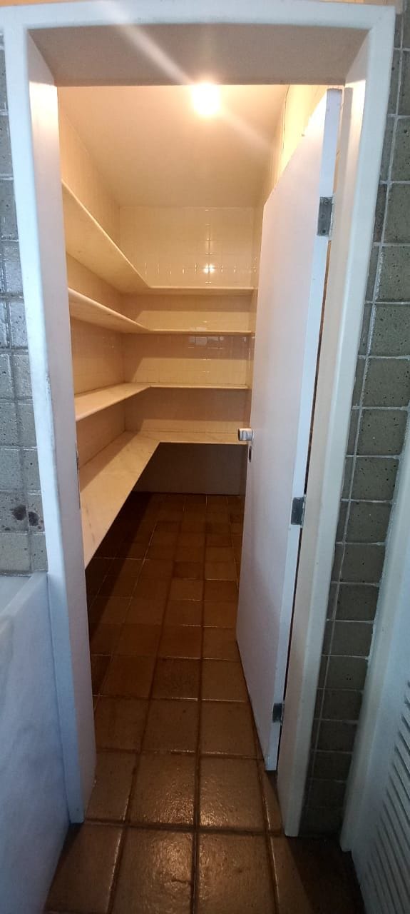 Foto do Apartamento - Apartamento no Edf. Sobrado Capibaribe com 290m2,  beira Rio, com 4 quartos (sendo 1 suíte), 3 vagas, 1 por andar. Madalena, Recife, PE | Tânia Macêdo Imóveis